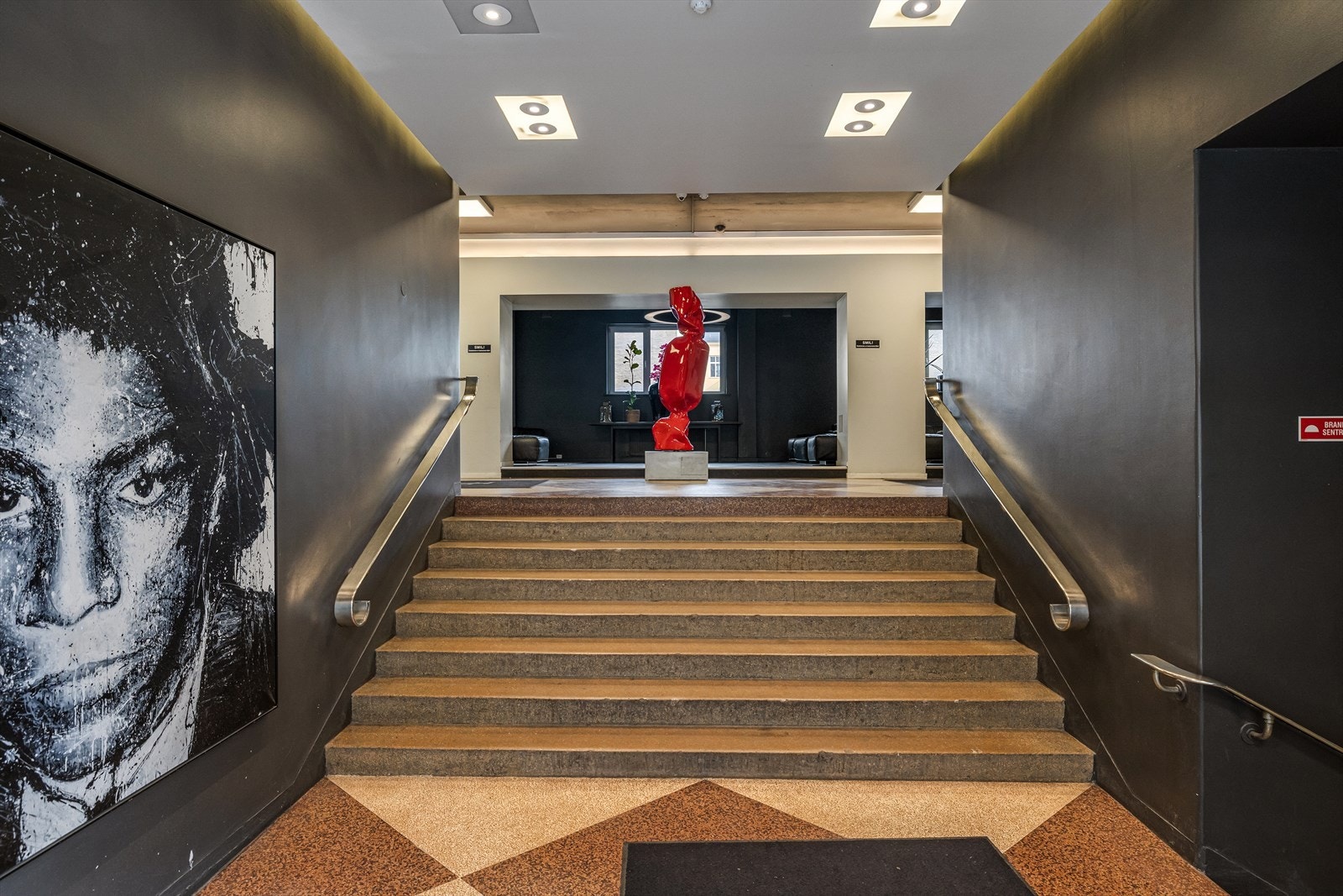 Bygningens fellesareal er innbydende med moderne trapperom og kunstinstallasjoner. Galleribilde