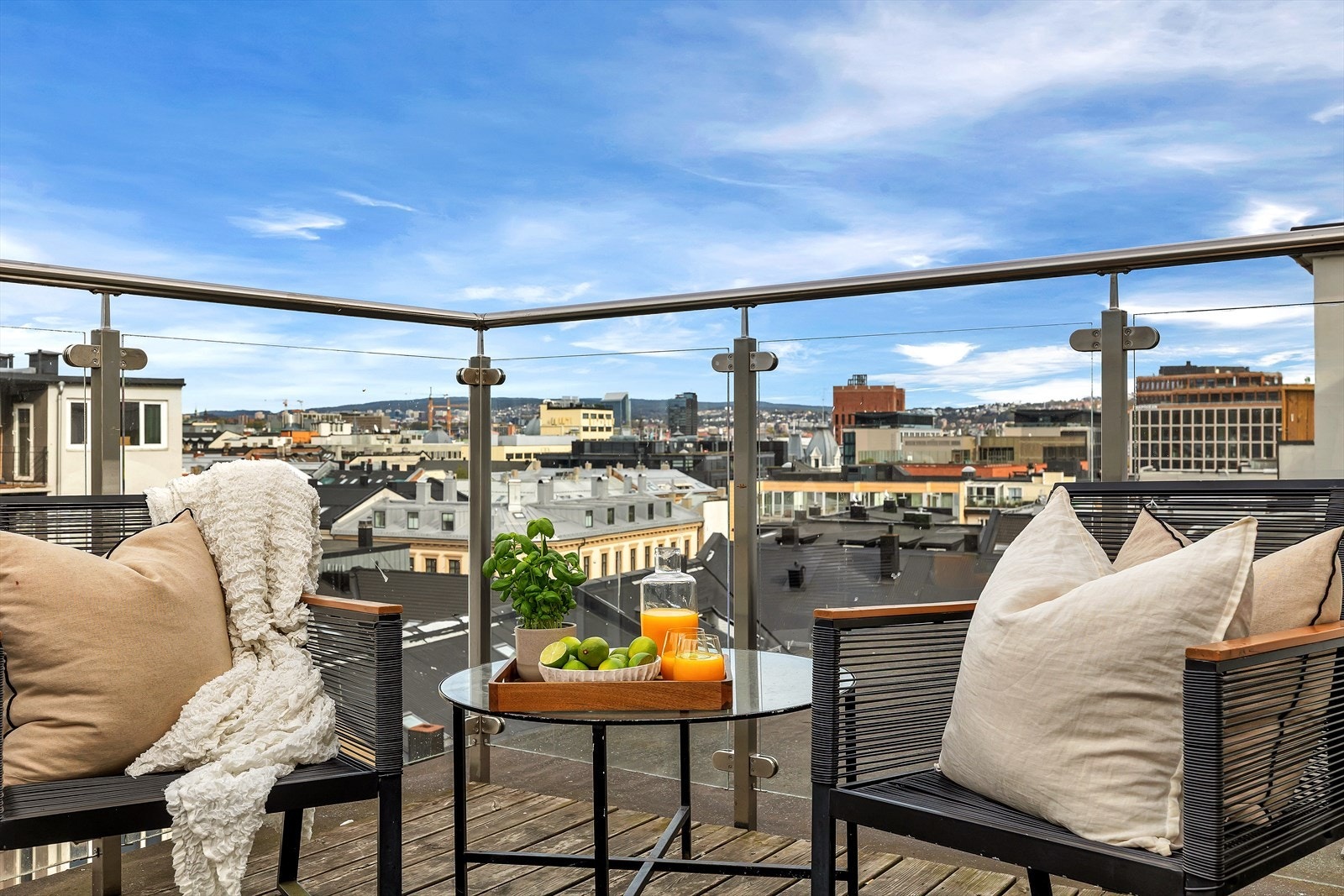 Leiligheten har tilgang til en herlig takterrasse. Galleribilde