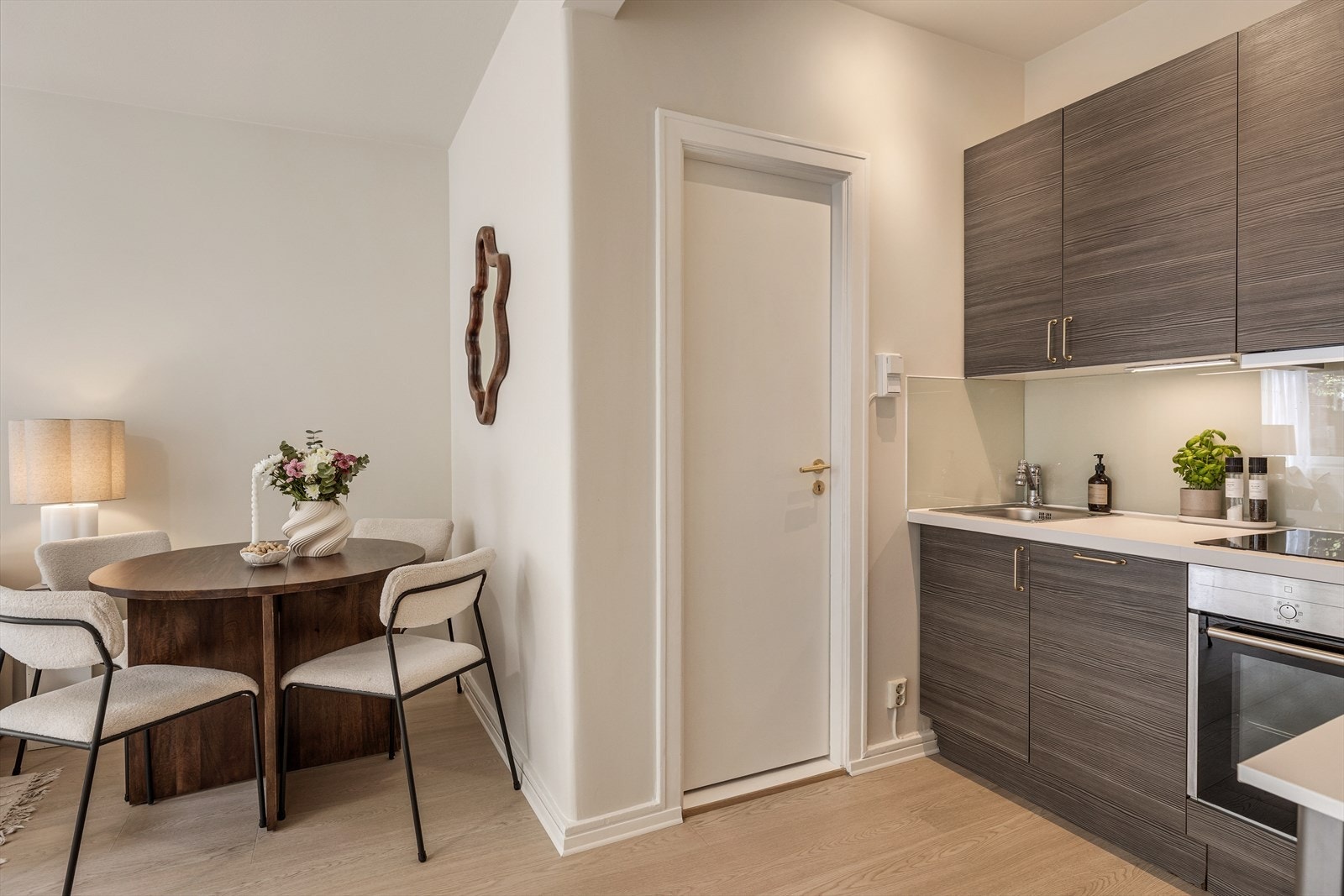 Kjøkkenet er utstyrt med integrert oppvaskmaskin, komfyr og 4 platetopper. Plass til frittstående kjøleskap. Galleribilde