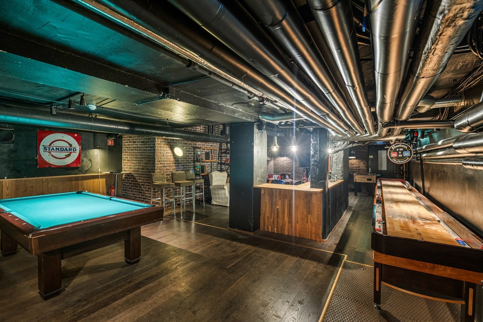 Sameiet har gamingrom i kjeller. Det er shuffleboard, kjøleskap, sofaer, et forholdsvis stort rom, som det er muligheter for å leie ifb selskap. Galleribilde