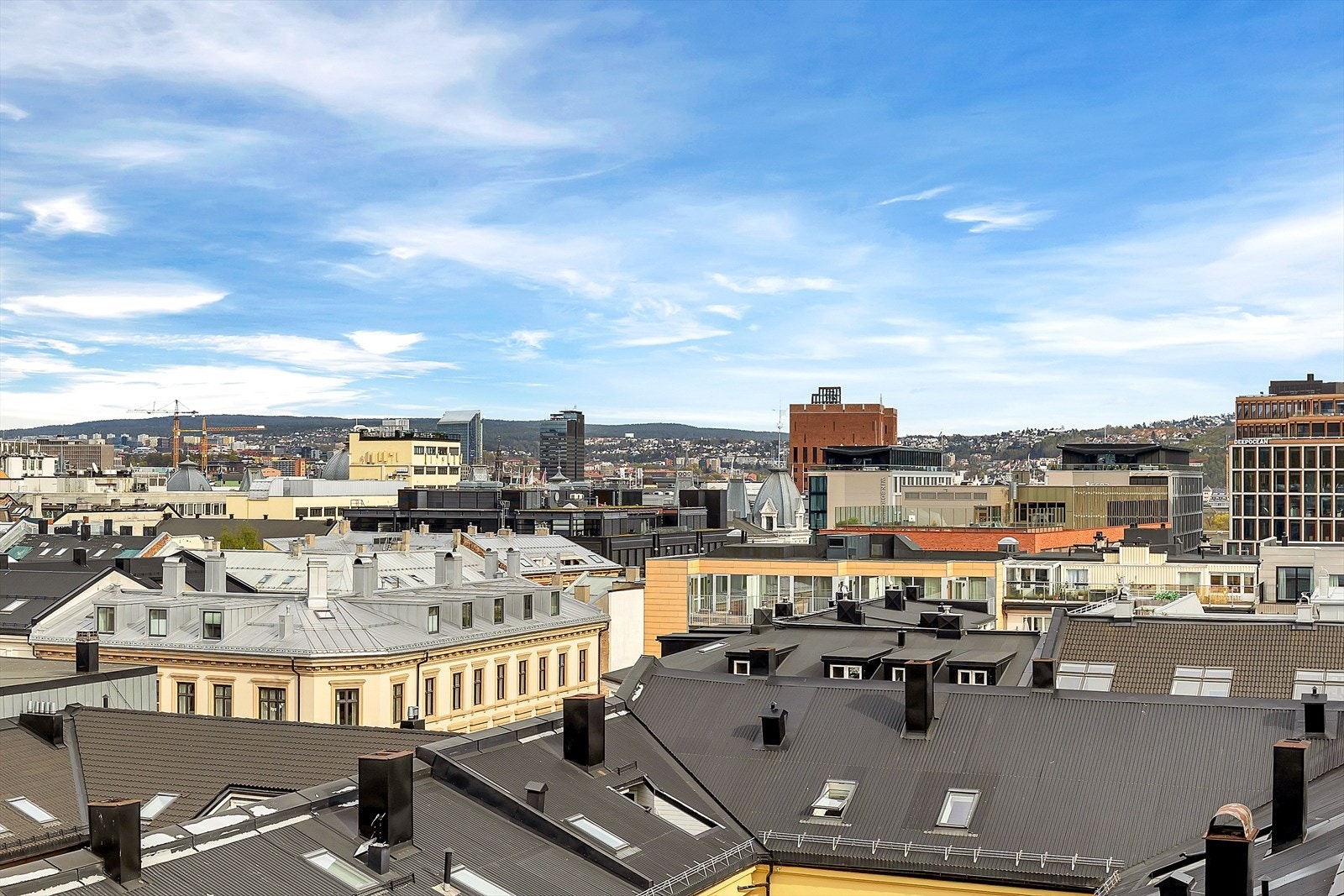 Fra takterrassen er det utsikt over byens tak og nærliggende områder. Galleribilde