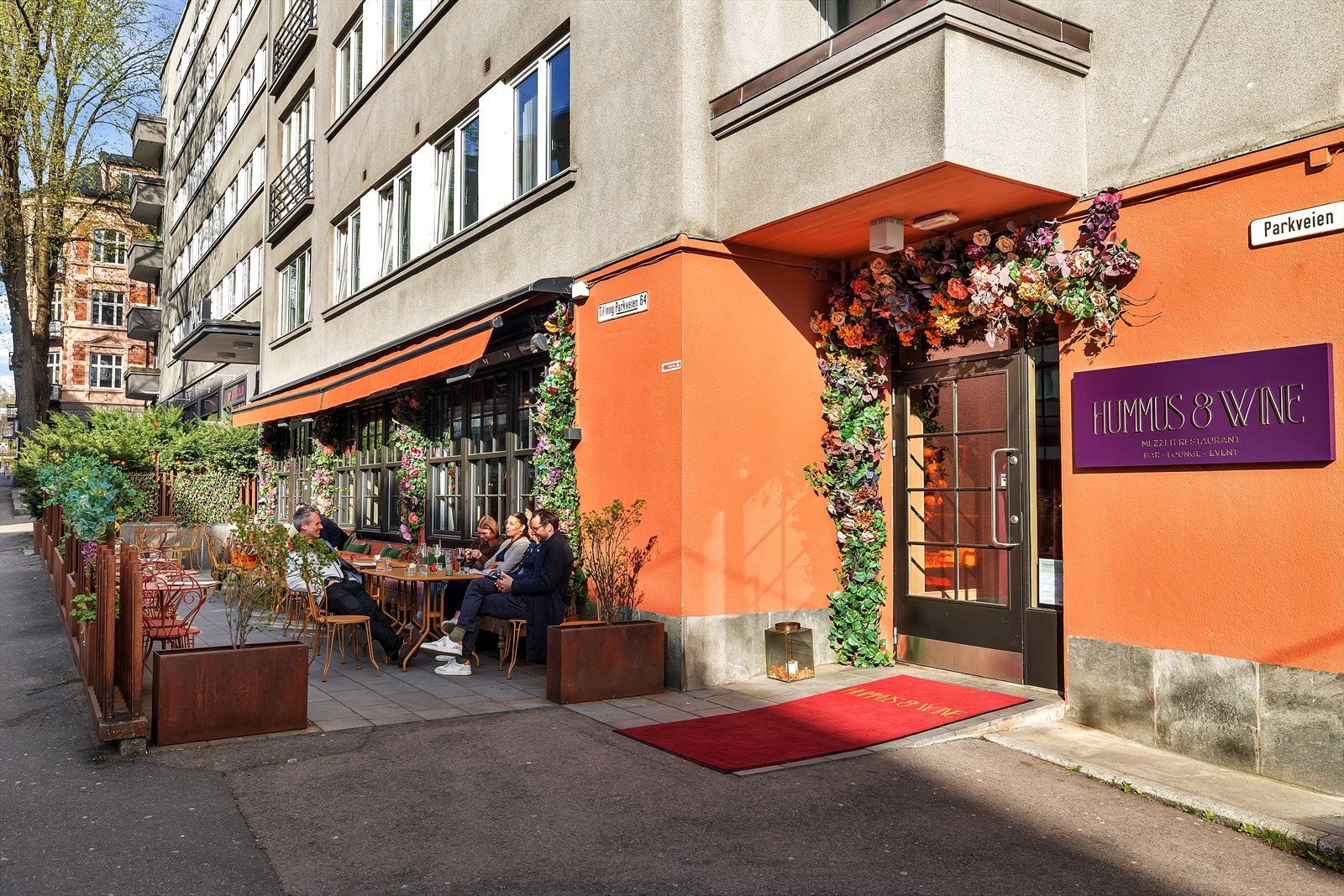 Rett utenfor leiligheten finner du denne restauranten som serverer smakfulle mezze-retter fra Midtøsten i en sosial og stemningsfull atmosfære. Galleribilde