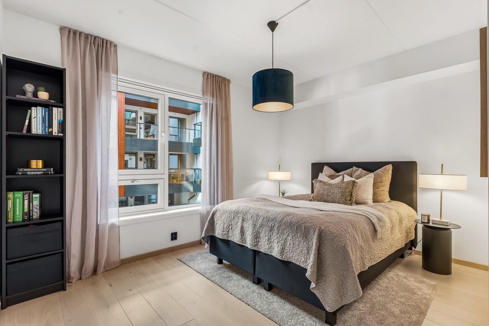 Soverom med plass til dobbeltseng og garderobe. Rolig og behagelig atmosfære. Galleribilde