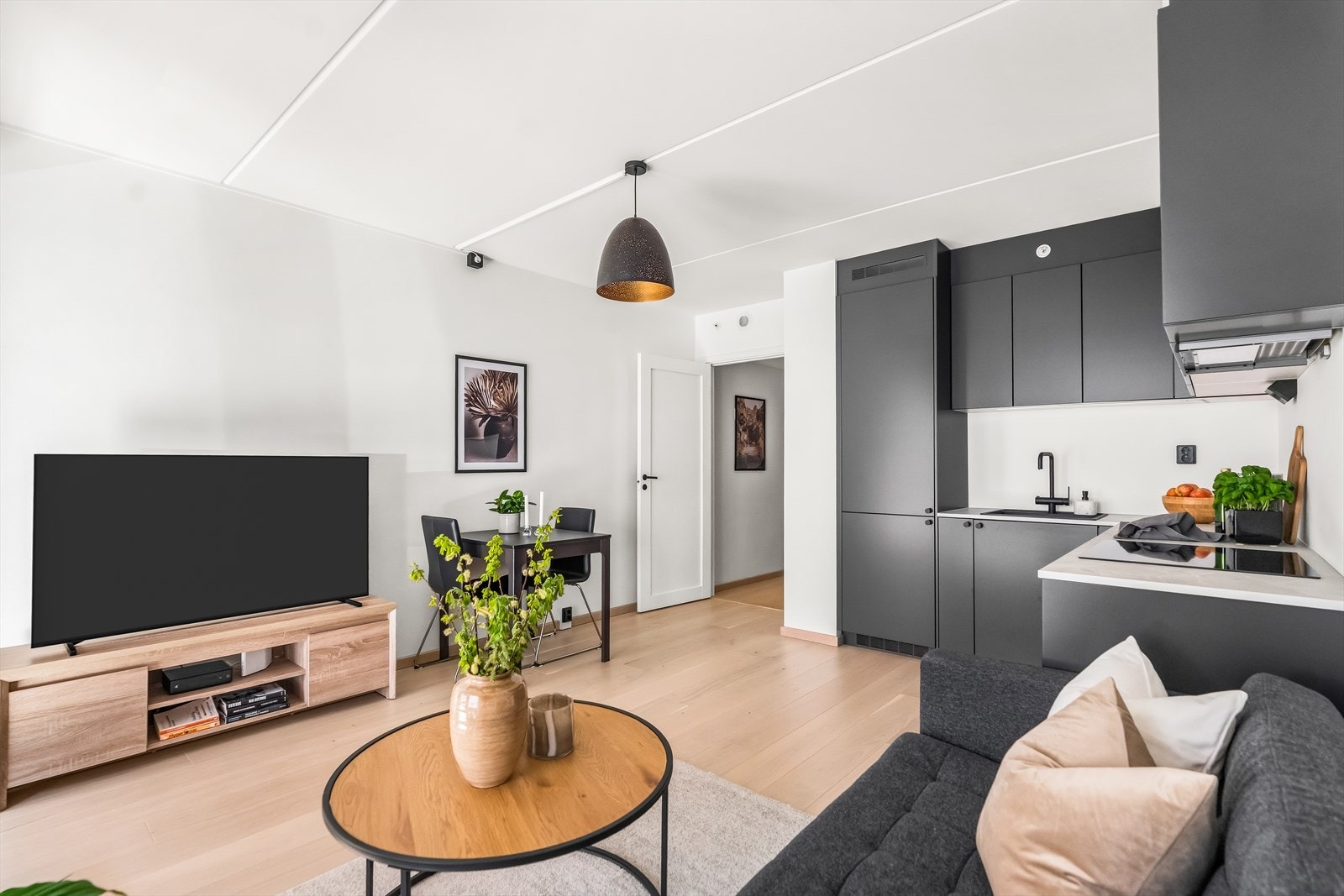 Lys og innbydende stue med god plass til både sofa og TV-løsning. Store vindusflater slipper inn rikelig med dagslys. Galleribilde