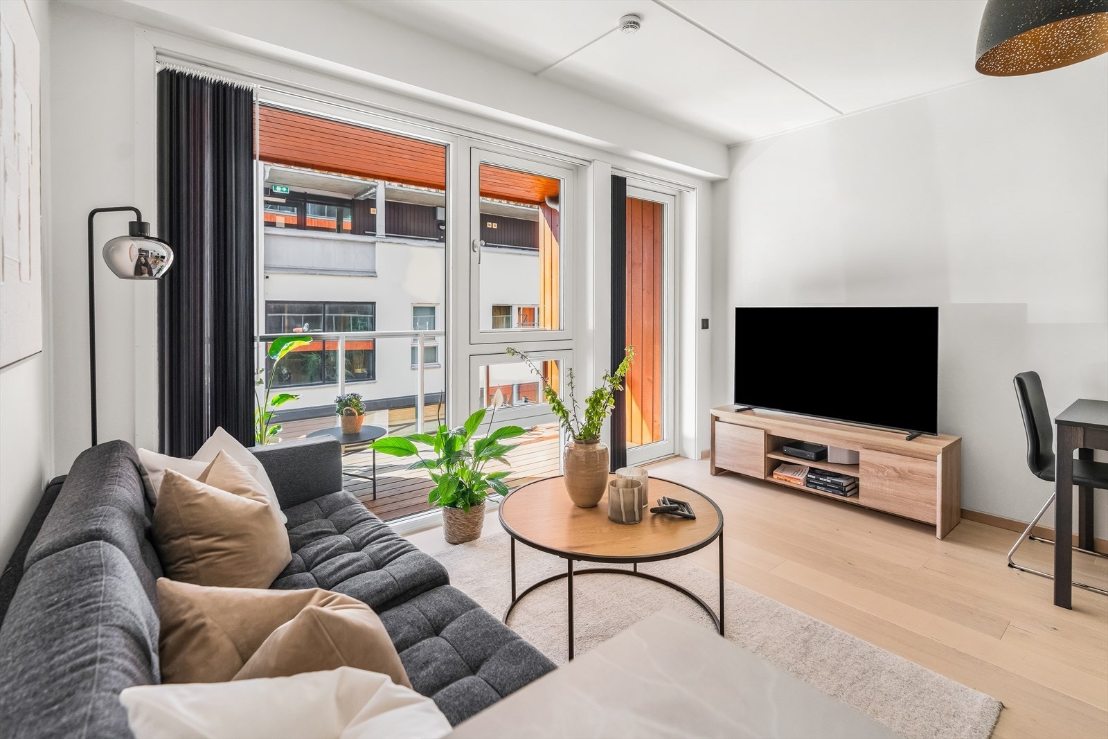 Stuen har naturlig plass til sittegruppe og mediemøblement. Utgang til balkong gir en fin forlengelse av rommet. Galleribilde