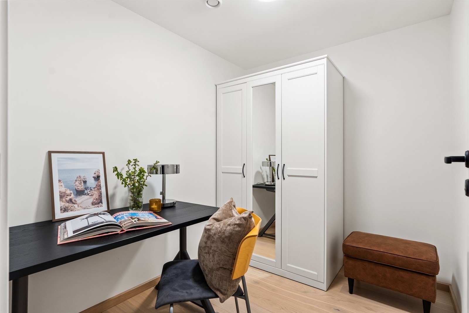 Romslig bod med god plass til oppbevaring. Galleribilde