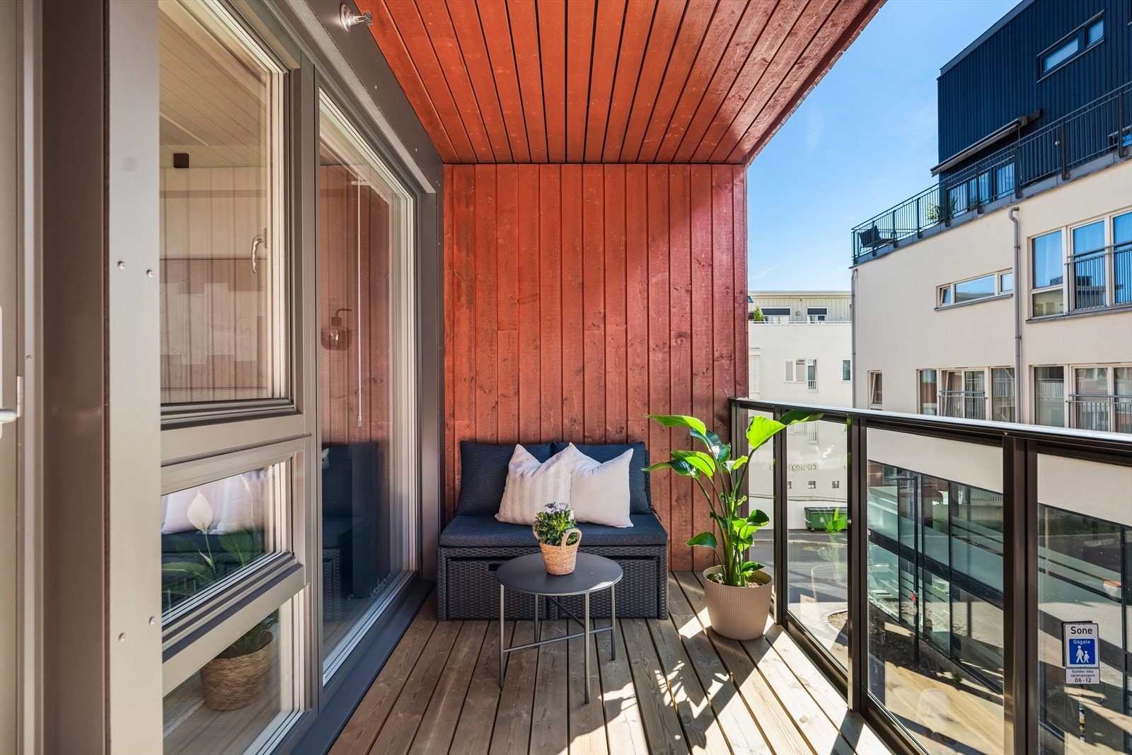 Balkongen er overbygget, og har god plass til en sittegruppe, grill og beplantning. Galleribilde