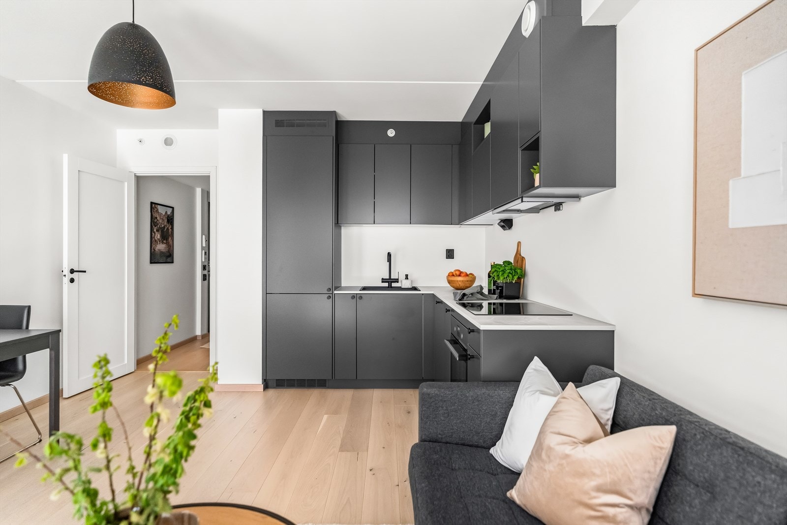 Kjøkken og stue i åpen løsning gir en luftig romfølelse. Perfekt for moderne byliv. Galleribilde