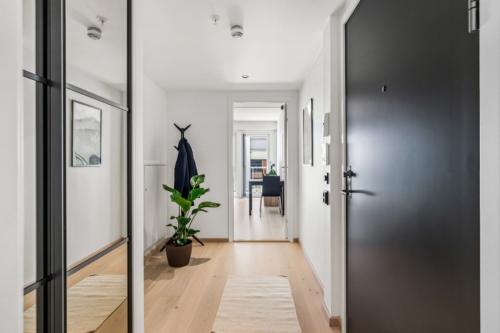 Lys entré med god plass til oppbevaring av yttertøy og sko. Gir et godt førsteinntrykk. Galleribilde