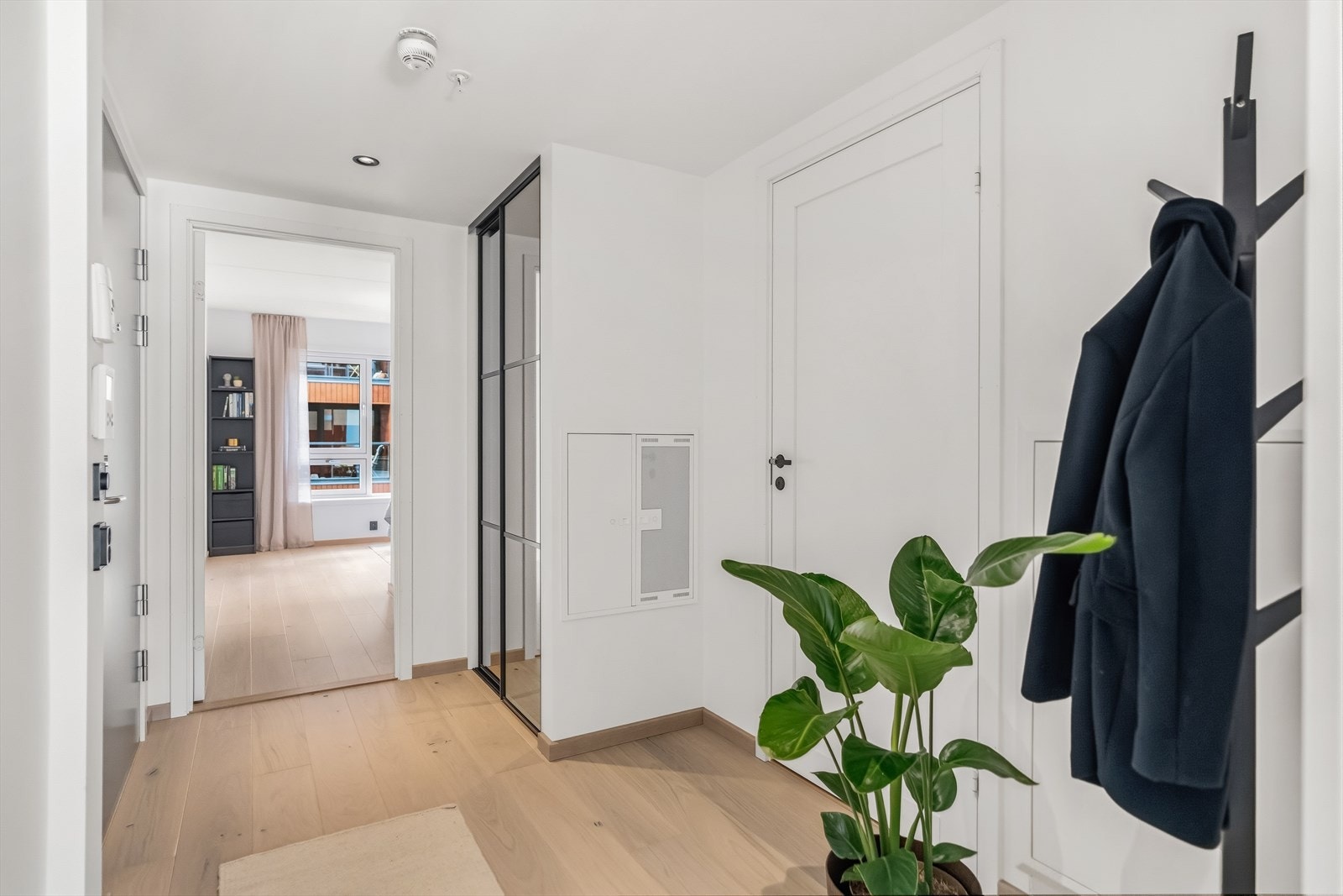 Gang med tilknytning til alle rom. Effektiv planløsning som utnytter plassen godt. Galleribilde