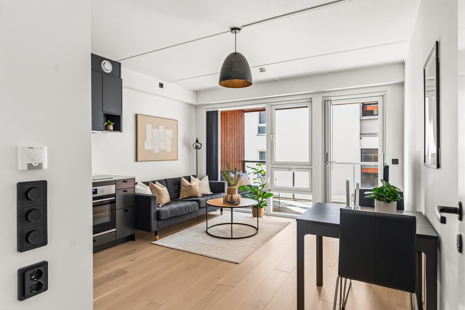 Spiseplass ved vindu med hyggelig utsyn. Perfekt for både hverdagsmåltider og gjester. Galleribilde