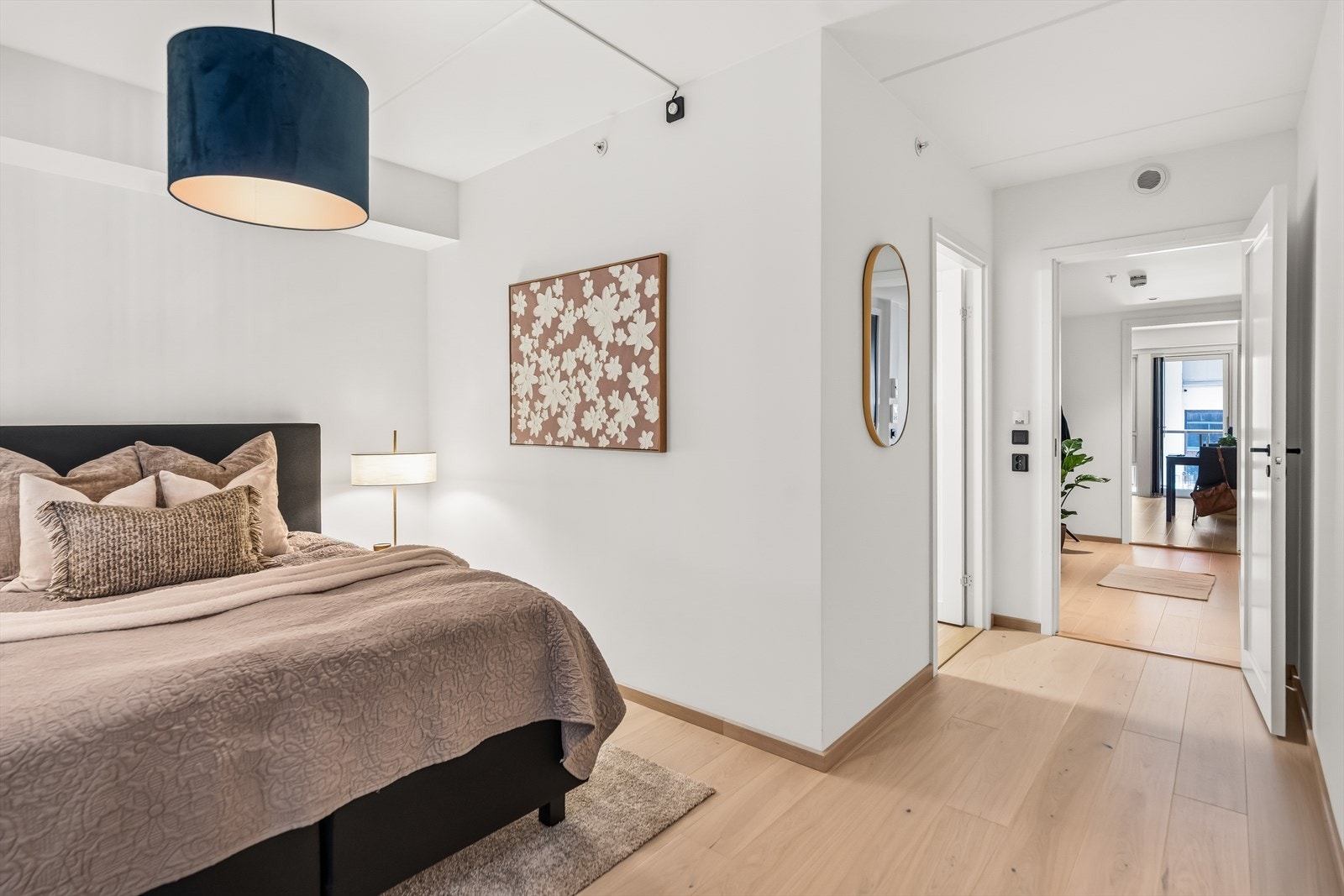 Lyst og luftig soverom med gode vindusflater. Perfekt for en god natts søvn. Galleribilde