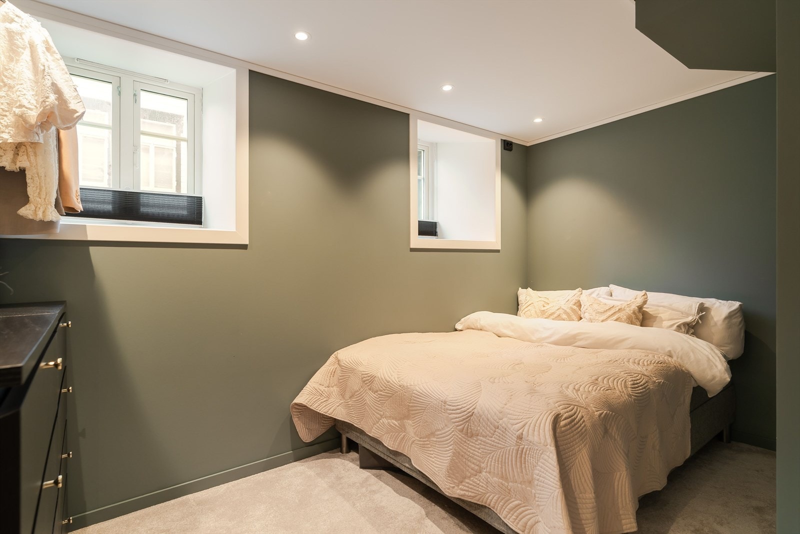 Det største soverommet er på 10,5m² og har downlights, moderne fargevalg og et behagelig vegg til vegg teppe i "Frivola steel" fra IVC. Galleribilde