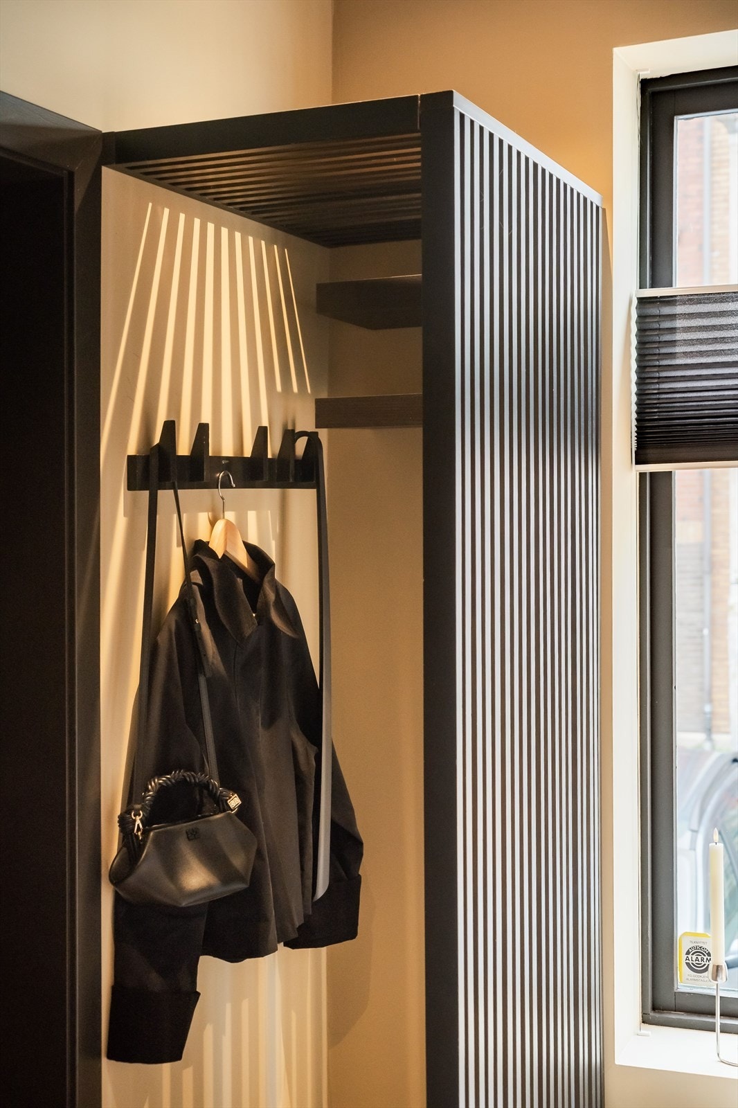 Ved ytterdøren er det en plassbygd spile-garderobe" for oppbevaring av ytterklær. Galleribilde