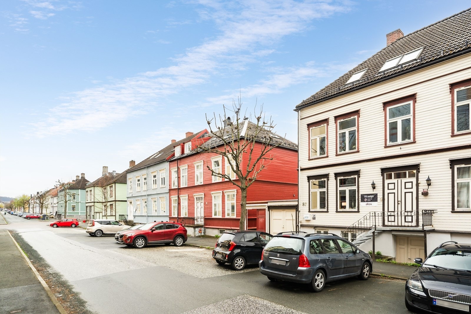 Leiligheten ligger gunstig til i lite trafikkert blindgate på Nedre Møllenberg. Her får man enkel og effektiv adkomst til høy 1. etasje fra gatenivå. Galleribilde