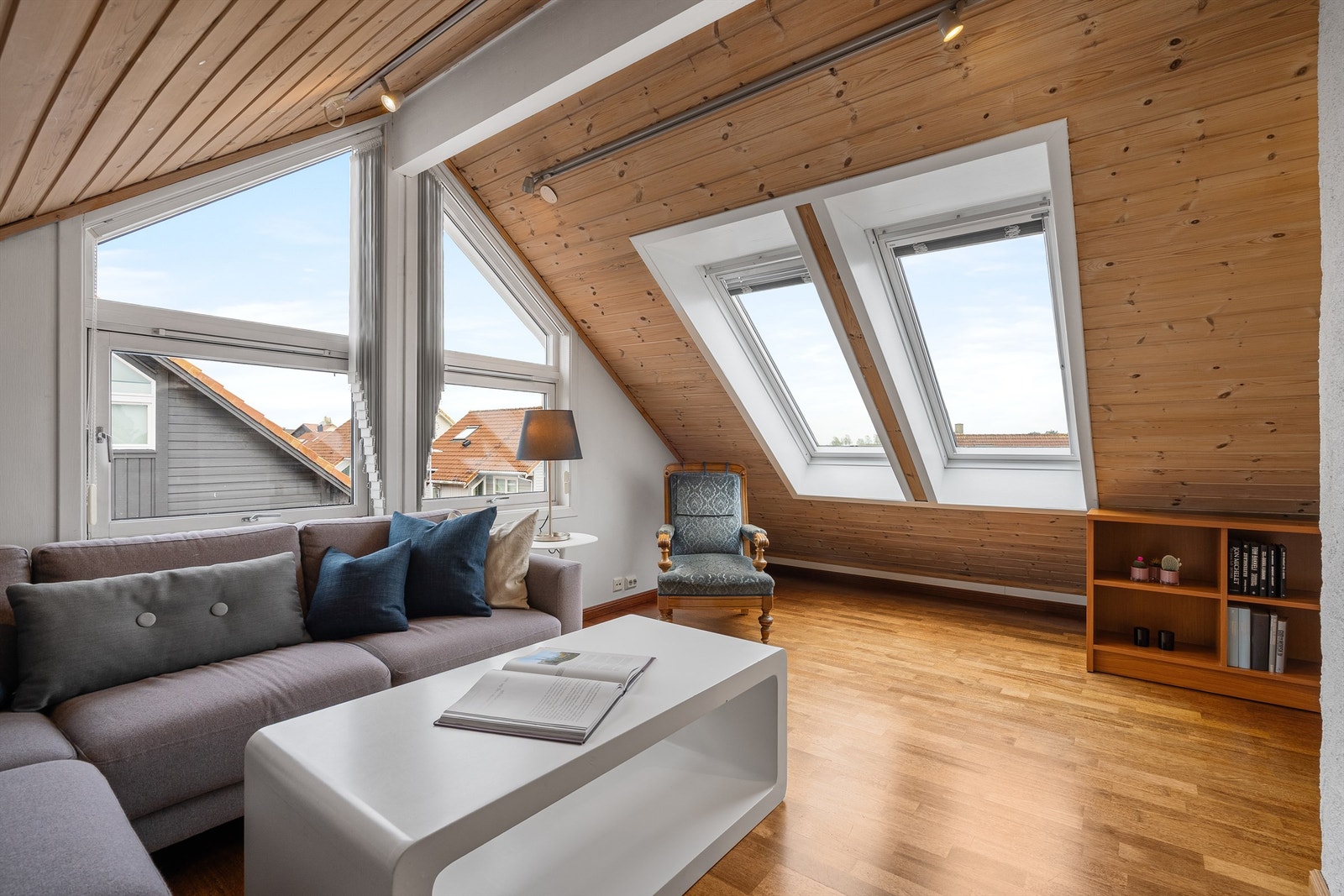 Store vindusflater i loftsetasjen. Galleribilde
