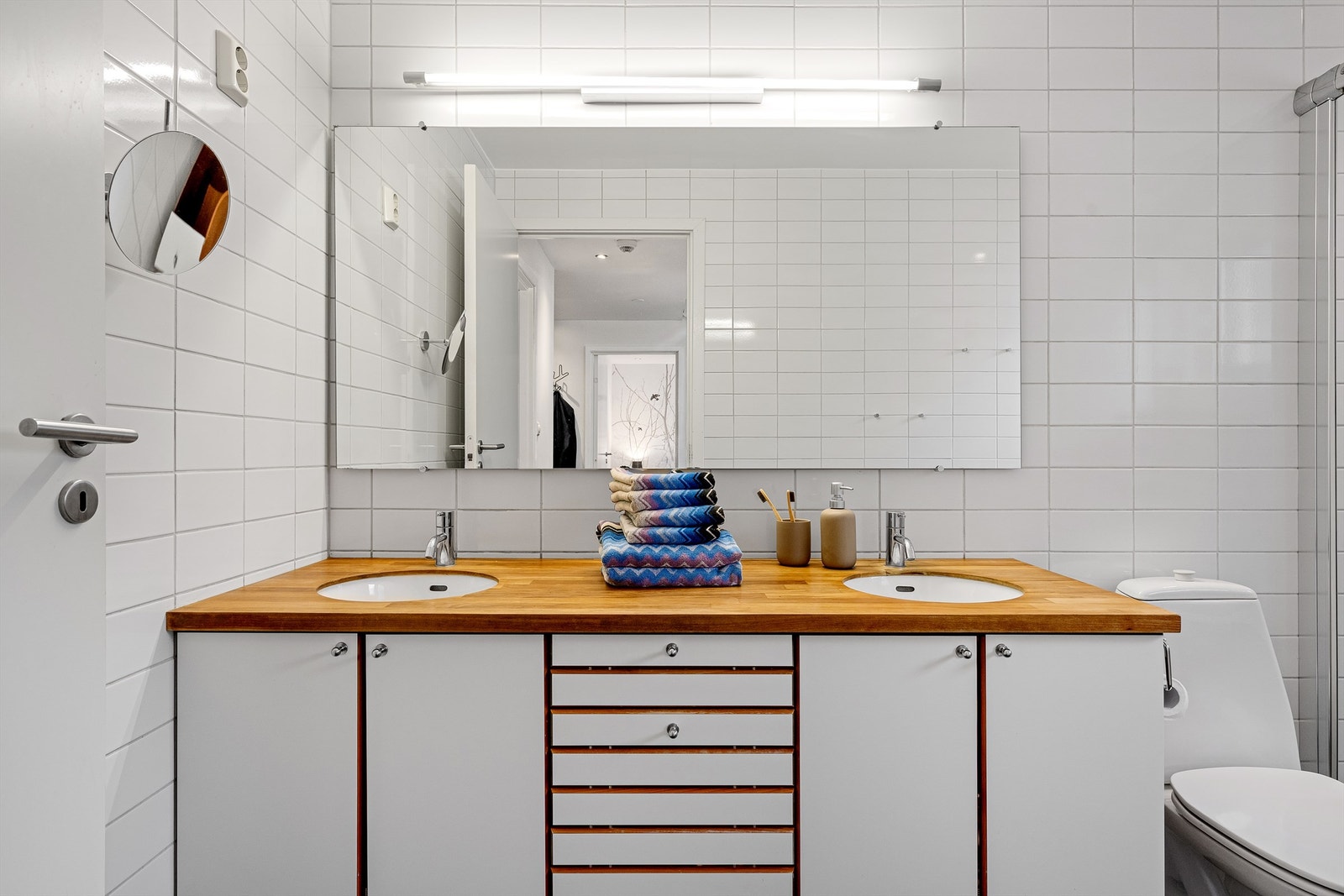 Dobbelservant med skap og skuffer fra HTH. Galleribilde