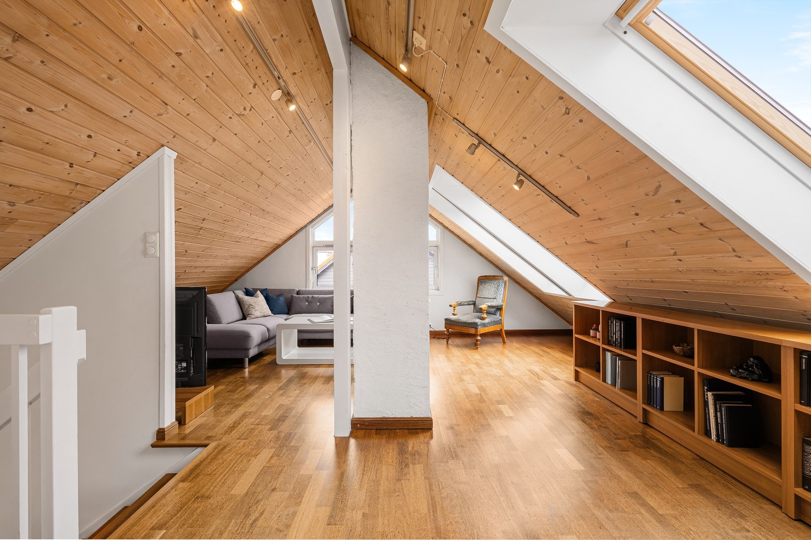 Boligens øverste etasje er innredet som stor loftstue, soverom og bad. Dette er ikke omsøkt og godkjent.
Flere naboer har fått dette godkjent av kommunen, og det foreligger en mal på hvordan man skal søke for godkjenning. Galleribilde