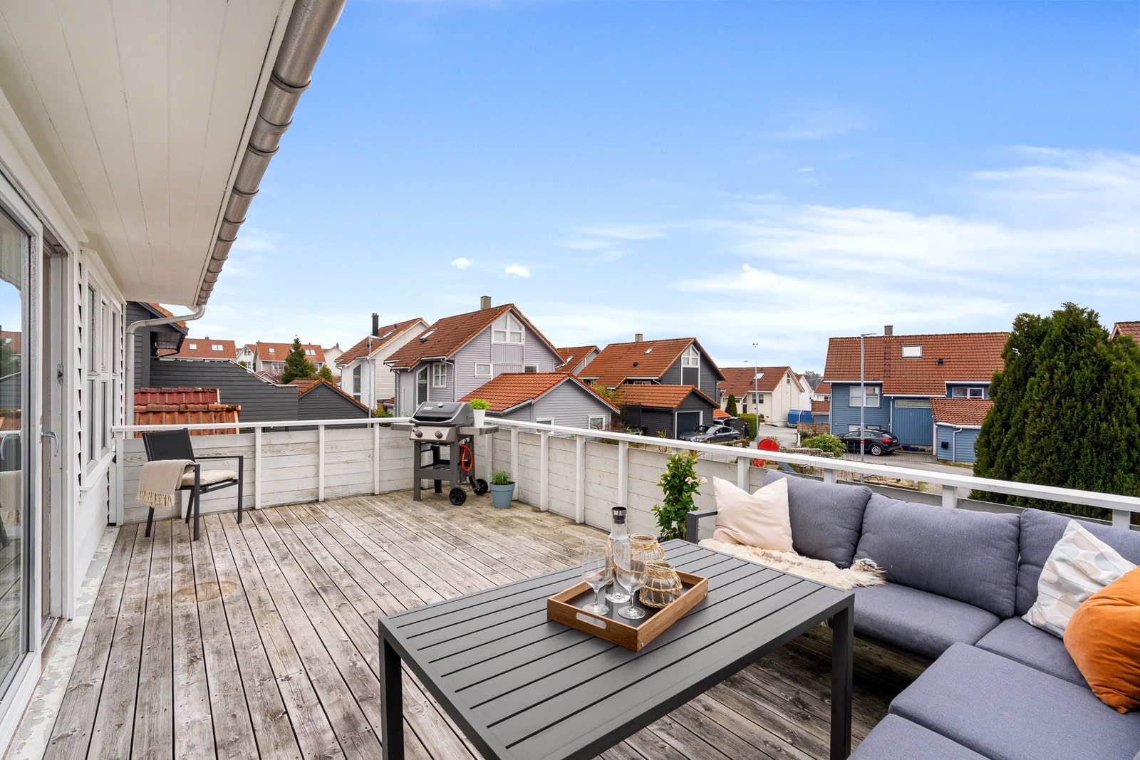 Solrik terrasse ut fra stue. Galleribilde
