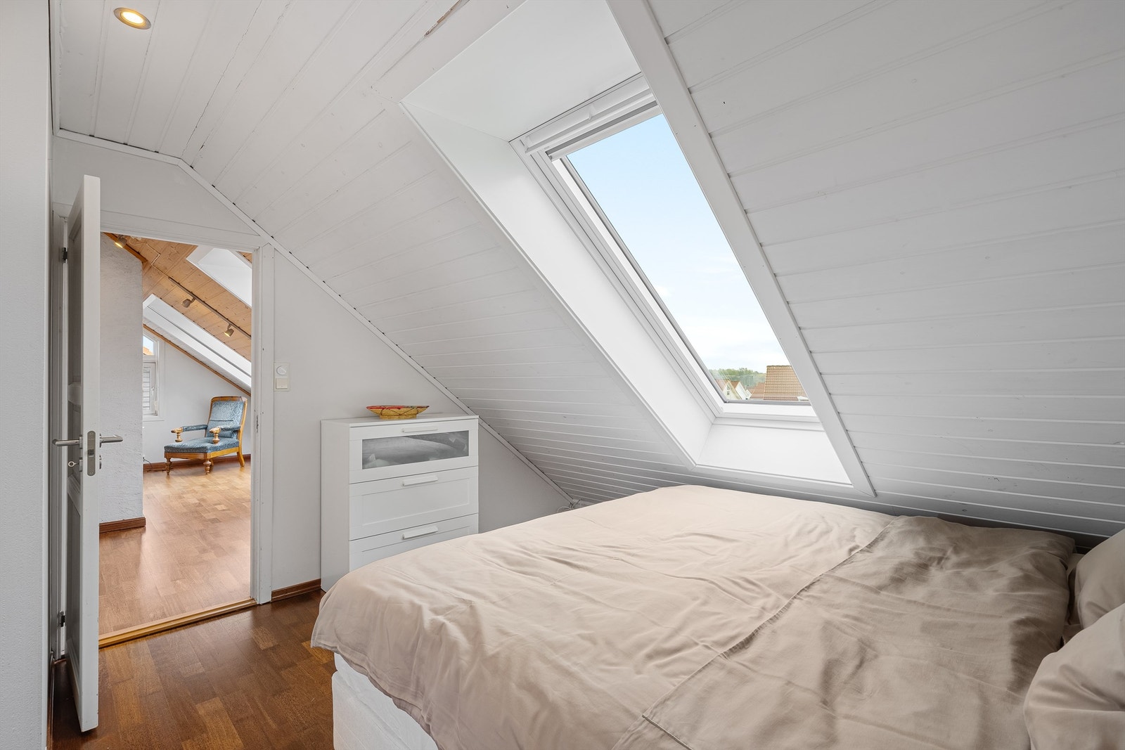 Stort takvindu på rommet. Galleribilde