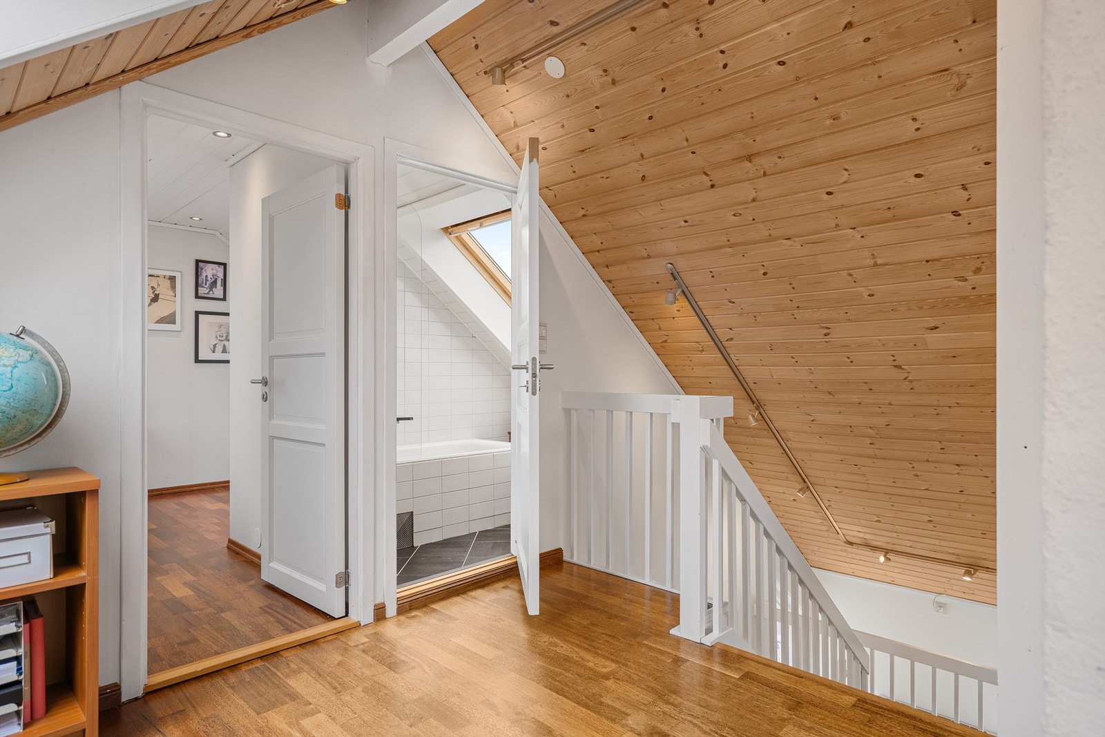 Opprinnelig var dette et stor loftsrom, og soverom er ikke byggemeldt og godkjent i ettertid. Kjøper tar over risikoen for dette. Galleribilde