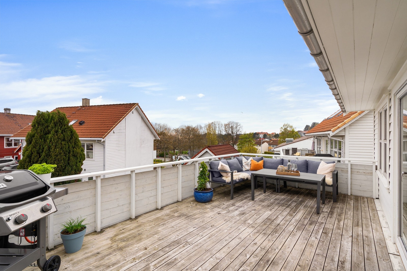 Romslig terrasse med god plass til hagemøbler. Galleribilde
