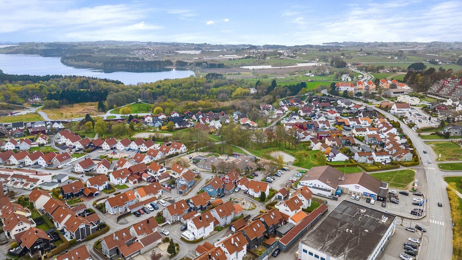 For den turglade har man Store og Lille Stokkavann, samt de fine turområder på Tastaveden en kort spasertur unna.
Gode bussforbindelser til Stavanger, Randaberg og Dusavik. Galleribilde
