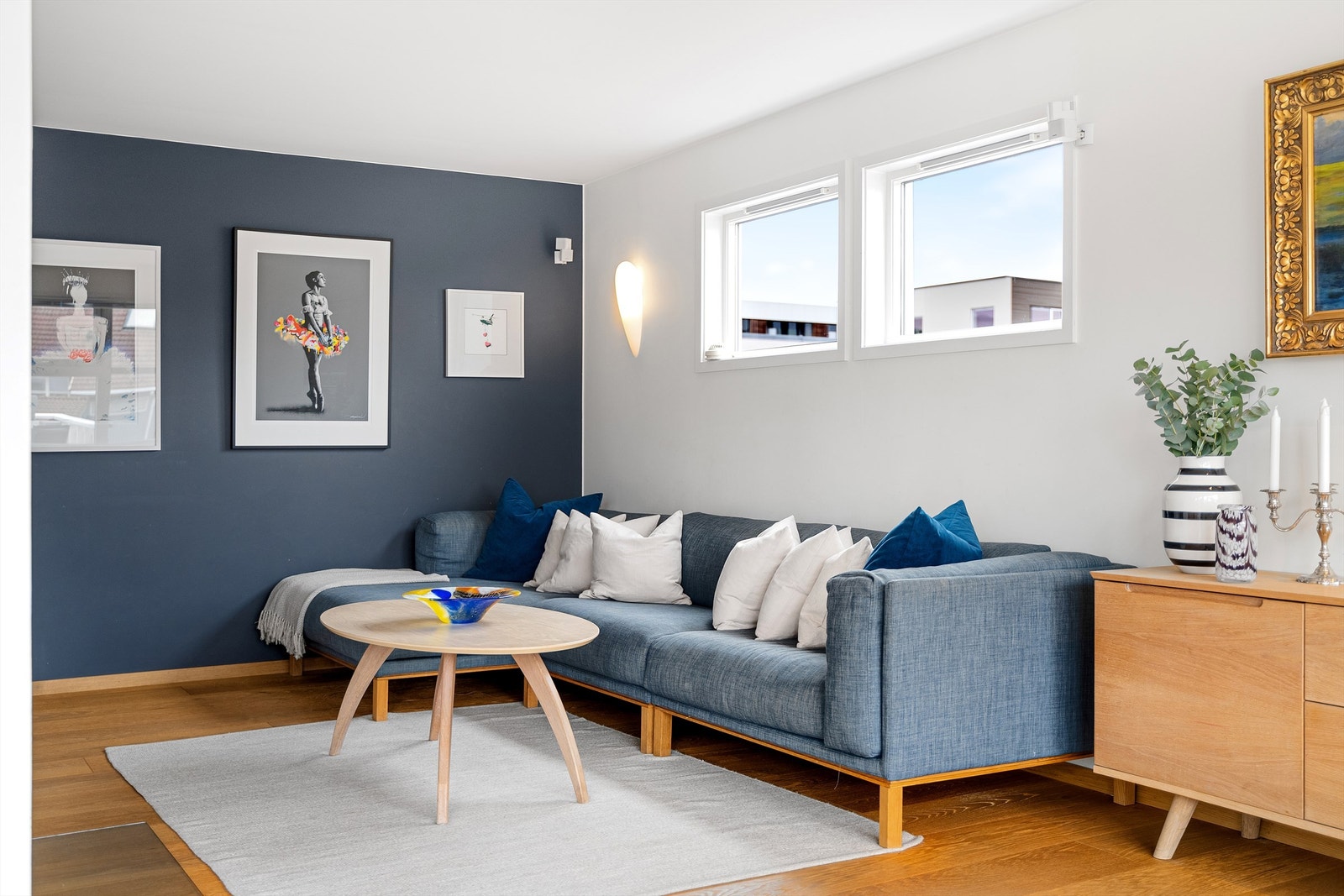 Lyst og lekkert med fin parkett på gulv. Galleribilde
