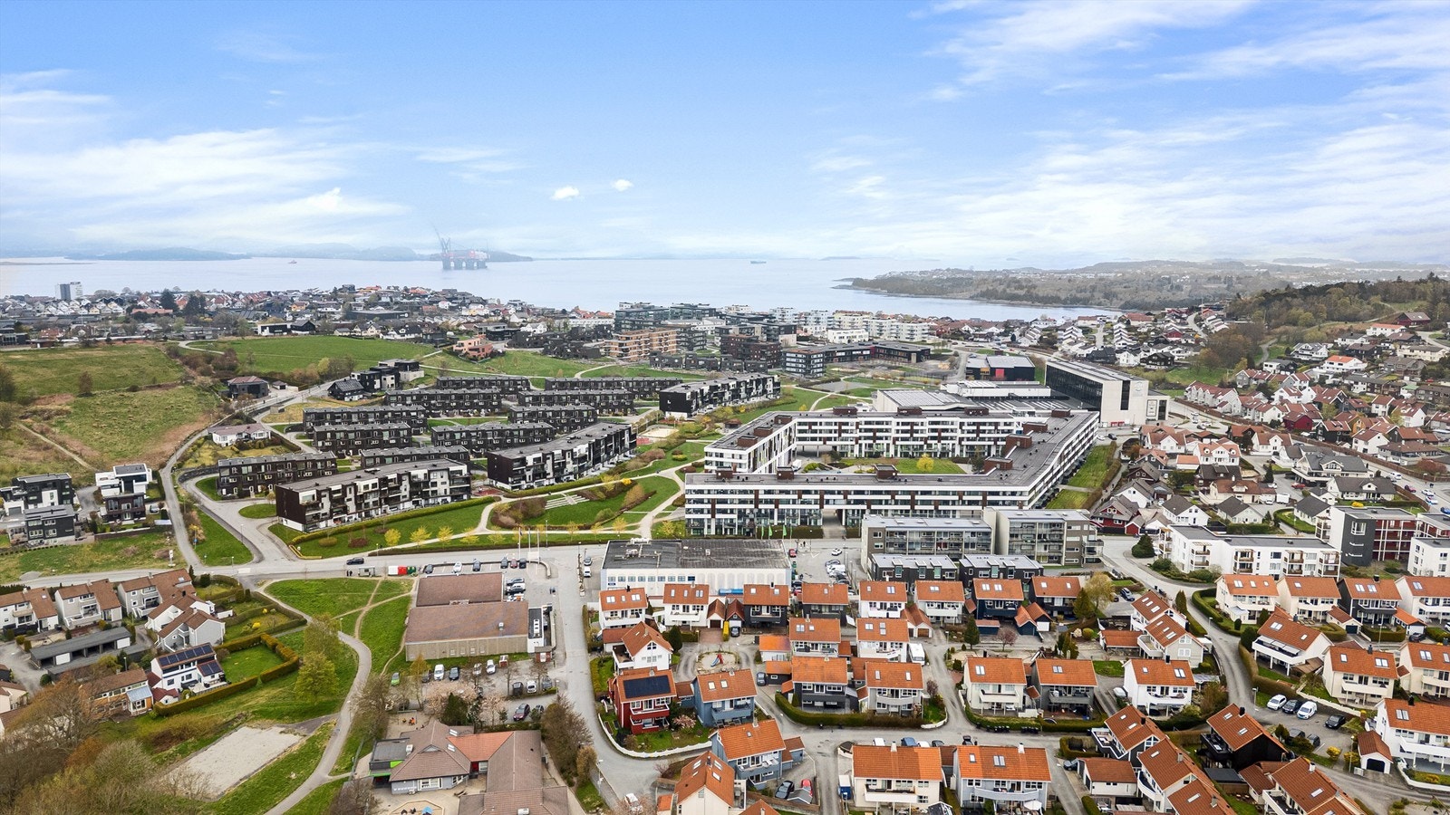 Boligen ligger i et etablert nabolag. Barnevennlig og fint. Galleribilde