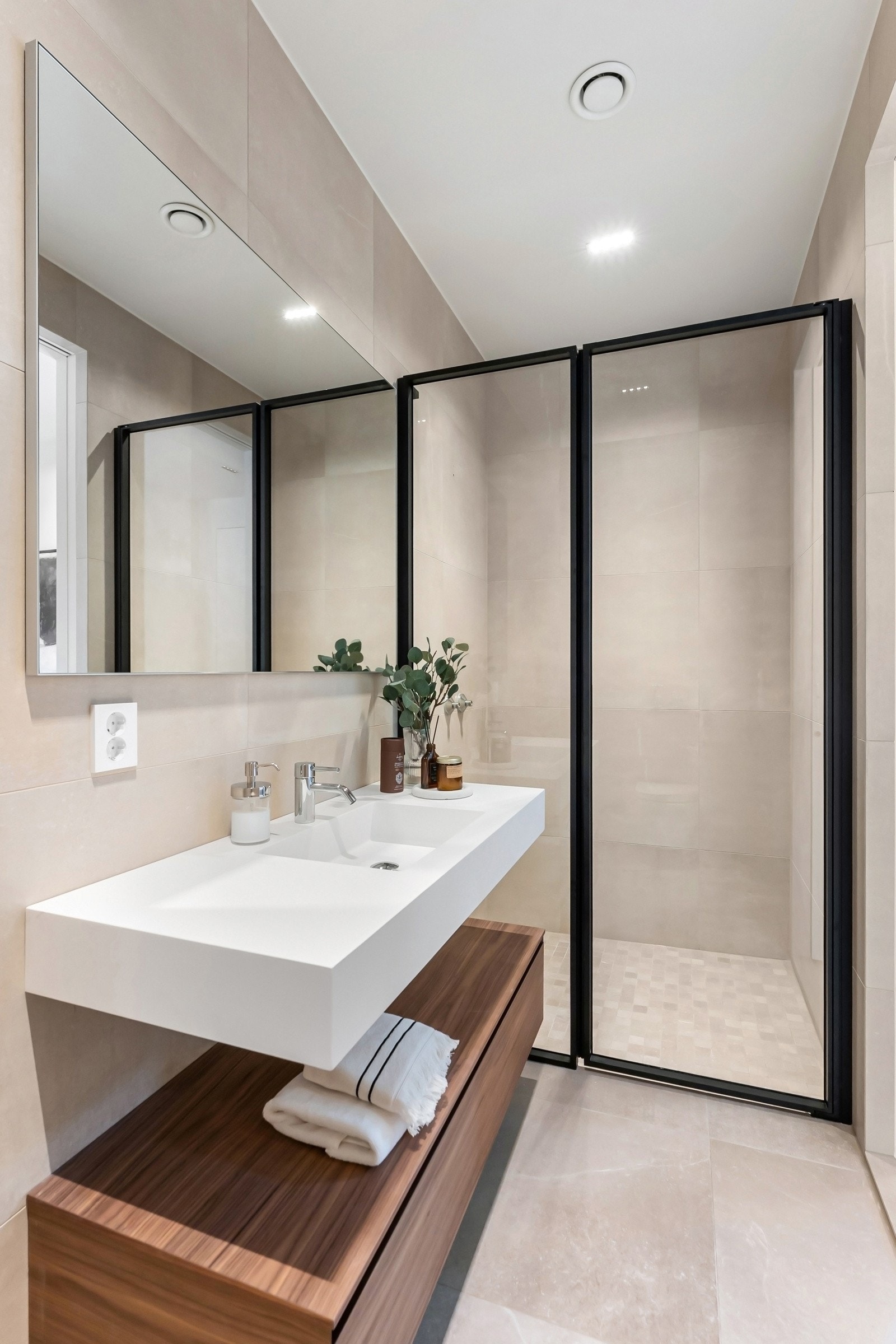 Lekker baderomsinnredning fra Idea Group Bathrooms i serienCubik. Baderommet har flis fra Skogr. Galleribilde