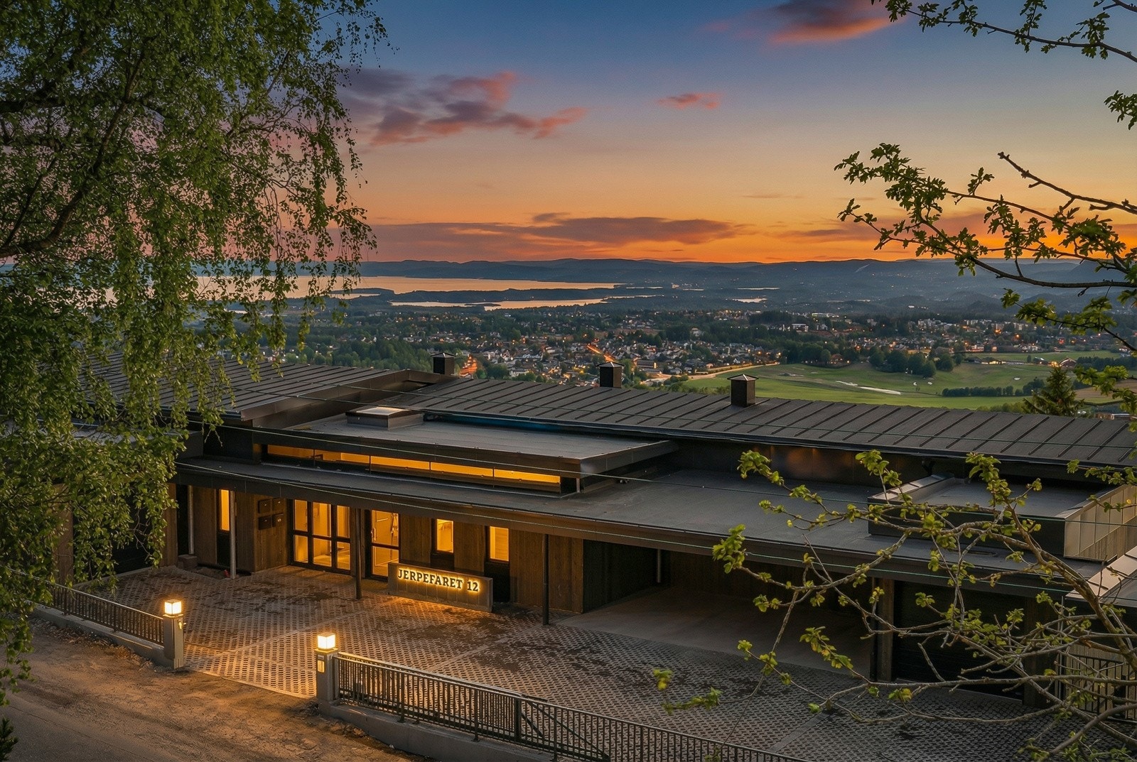 Dette er en unik mulighet til å sikre seg en eksklusiv toppleilighet i et ettertraktet område - perfekt for deg som ønsker moderne komfort, høy standard, lite vedlikehold og en utsikt i særklasse Galleribilde