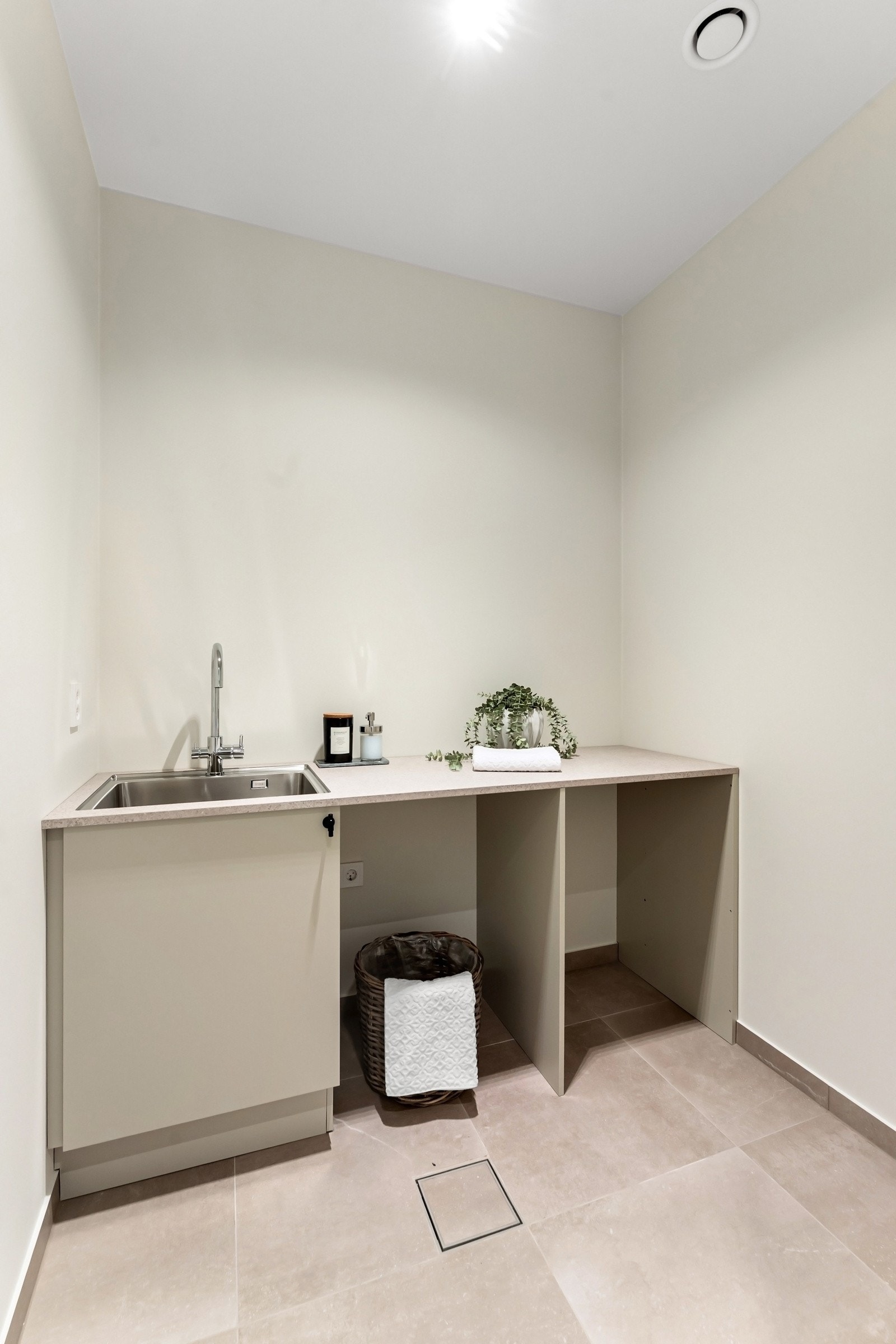 Separat vaskerom med opplegg for vaskemaskin og tørketrommel, samt utslagsvask og armatur fra Dornbracht. Galleribilde