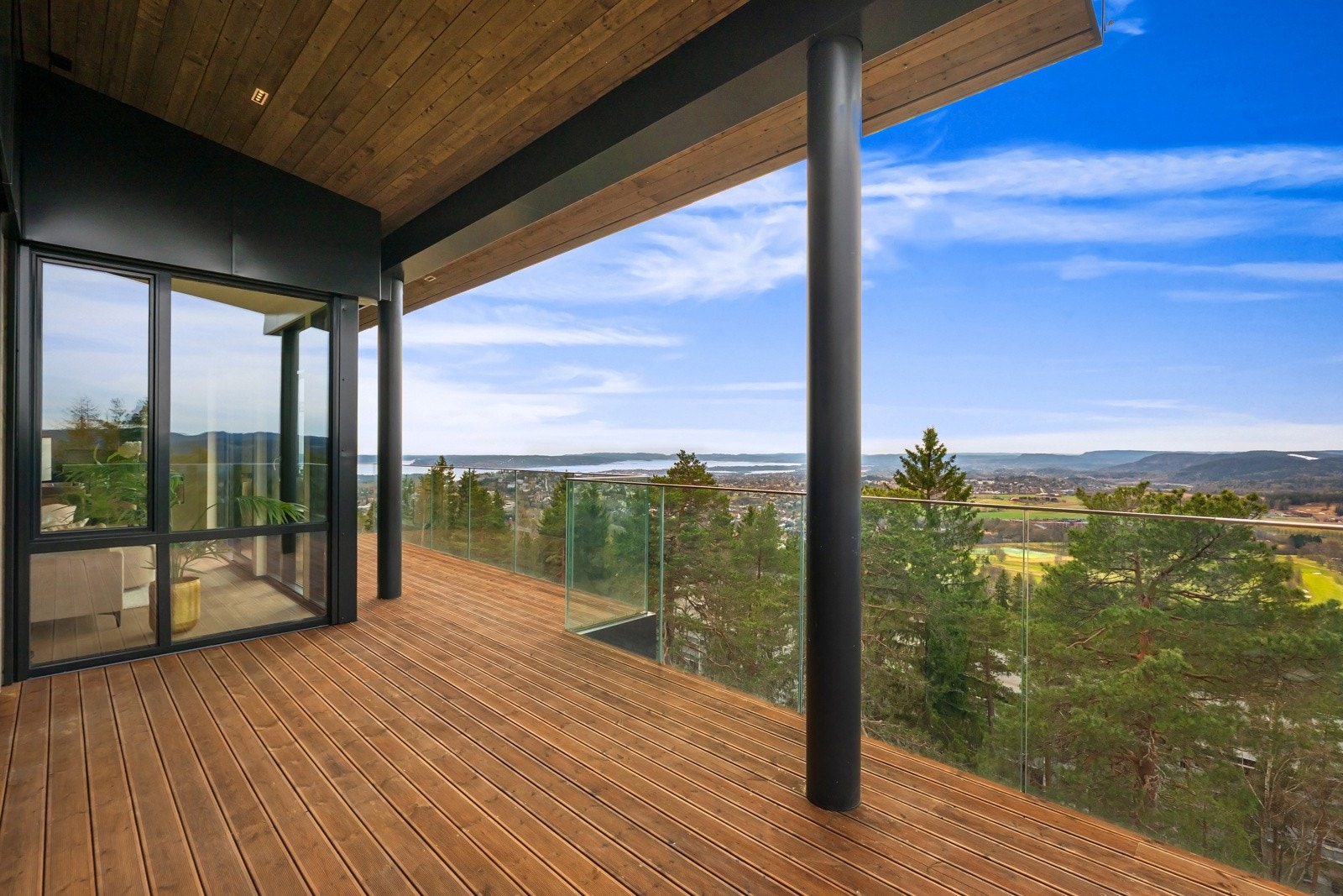 Fantastisk utsiktsterrasse på hele 31 kvm, her har du sol fra tidlig formiddag til sen kveld. Galleribilde