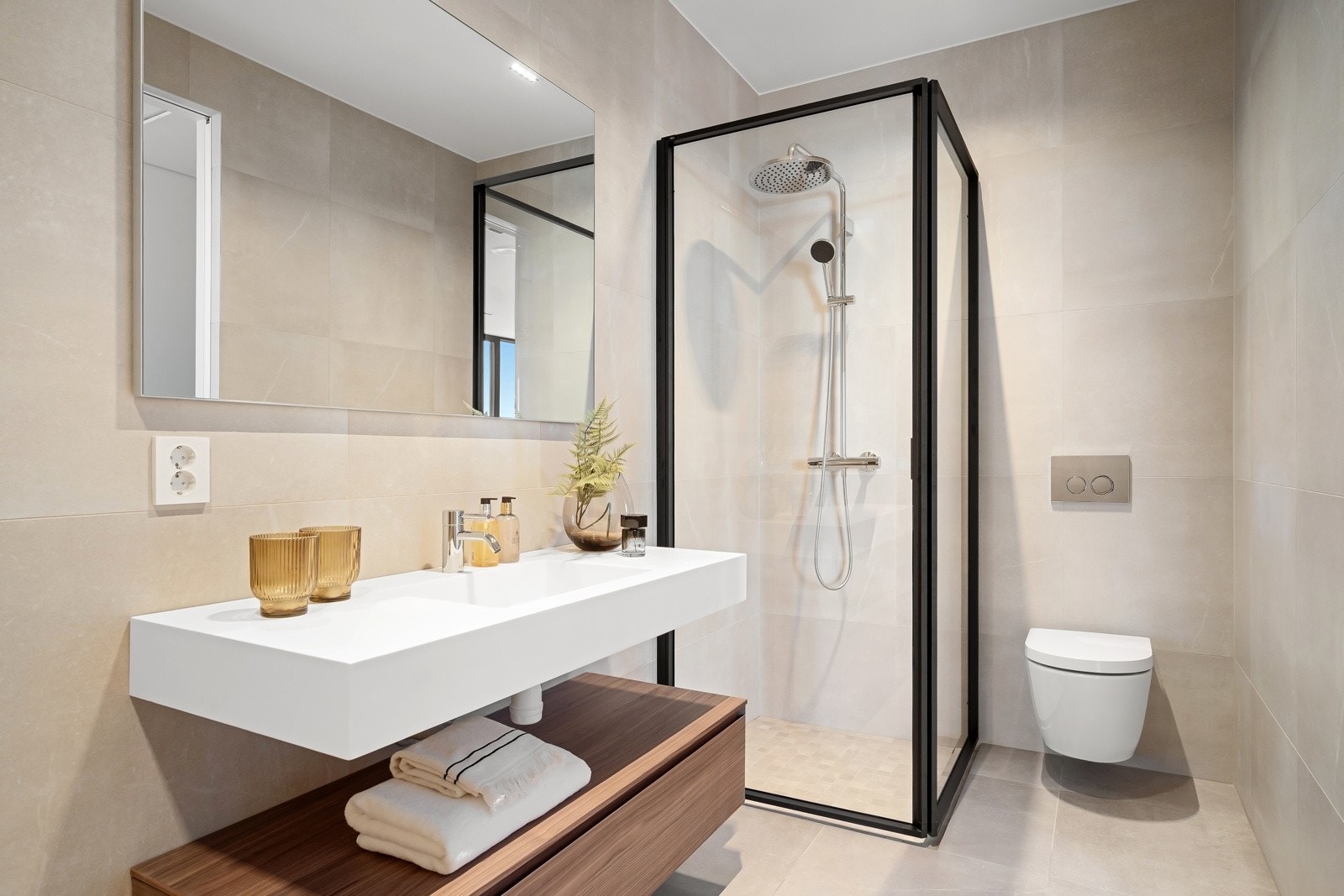 Lekker baderomsinnredning fra Idea Group Bathrooms i serienCubik. Baderommet har flis, type Maku, fra Skogr. Galleribilde