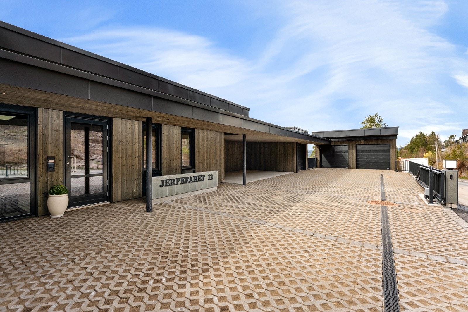 Leiligheten får egen garasje med mulighet for lagring av sportsutstyr. Det følger ett ladepunkt med ladeboks for elbil i garasjen. Det er også mulig å leie ekstra p-plass i carport. Galleribilde