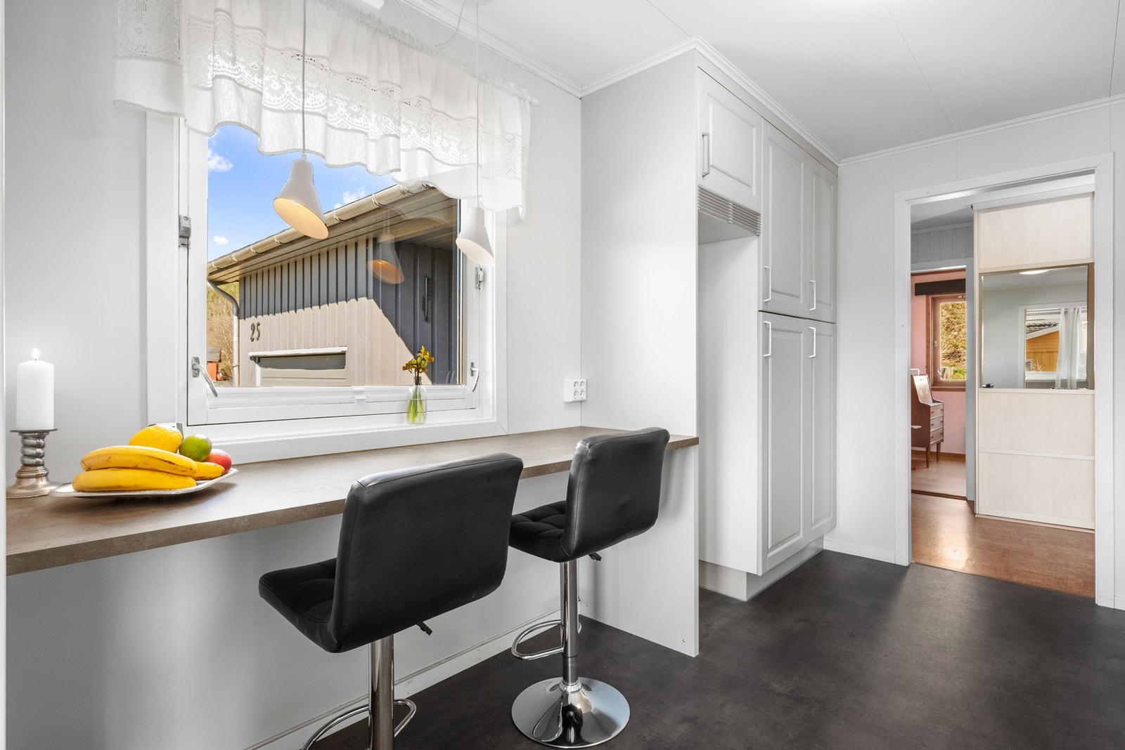 På kjøkkenet er det også laget to sitteplasser hvor du kan nyte morgenkaffen om ønskelig. Galleribilde