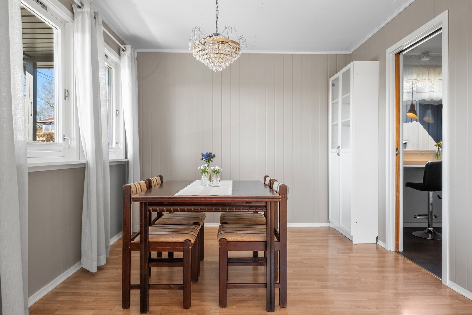 Like ved kjøkkenet er det stor plass til ei spisegruppe hvor du og familien kan nyte måltidene. Galleribilde