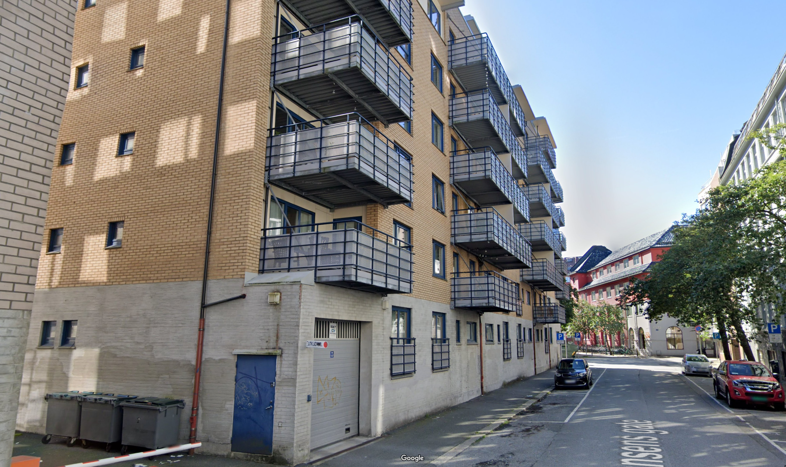 Innkjøringen til parkering er ned i kjeller til venstre. Galleribilde