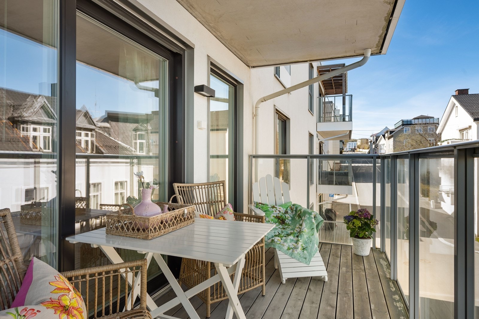 Utgang til luftig og fin balkong på 8,00 m². Galleribilde