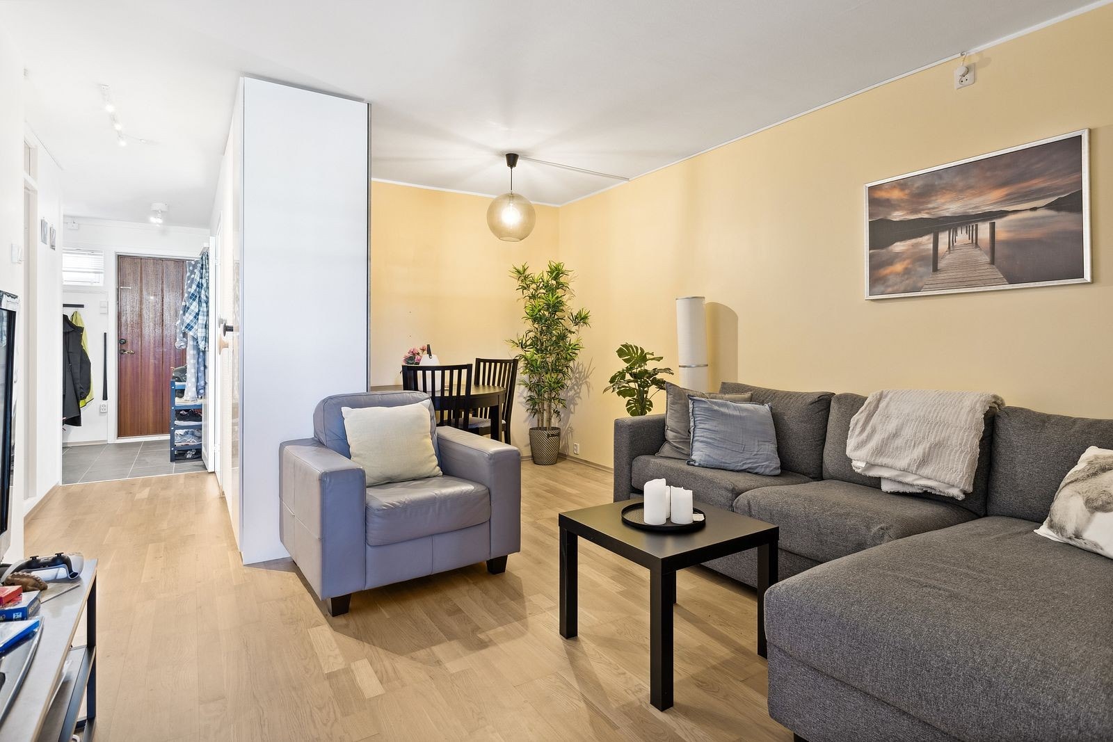 Leiligheten har en åpen stue/kjøkken løsning med plass for spisestue og sofagruppe! Galleribilde