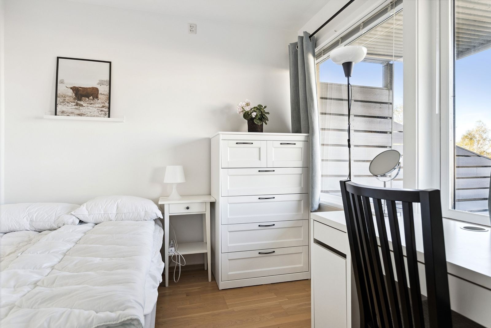 Soverom 2 med vindu ut mot terrassen. Galleribilde