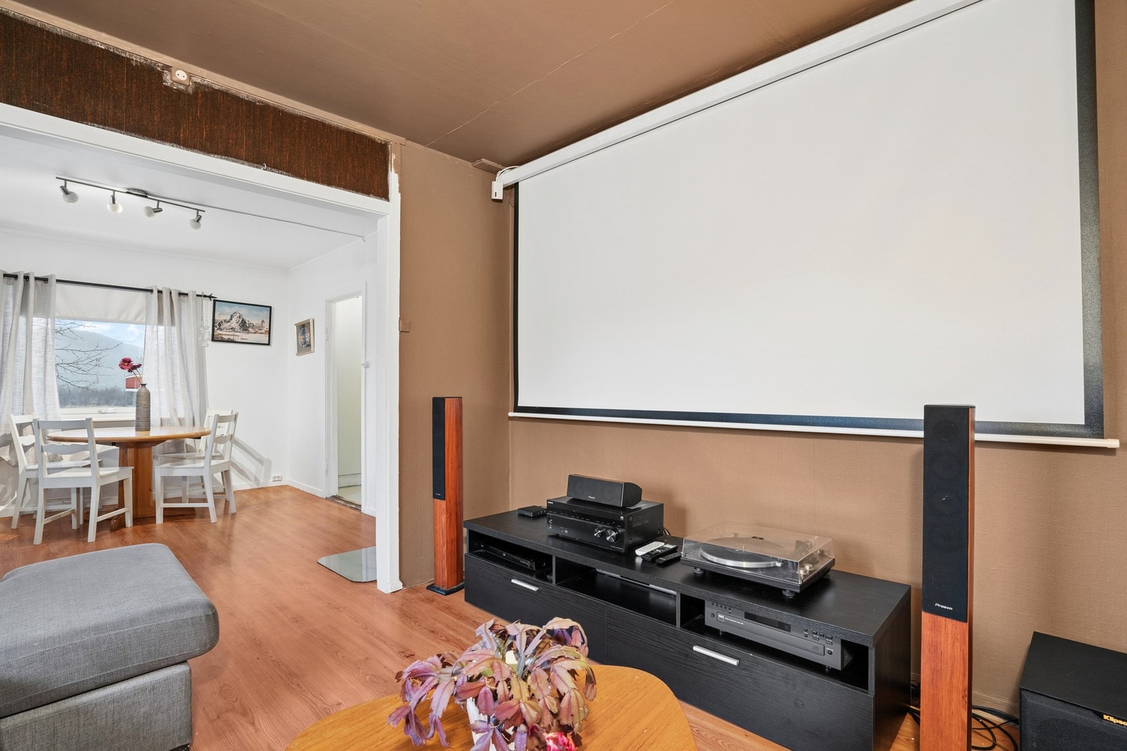 Oppholdsrommet har plass til både sofa og spisebord. Galleribilde
