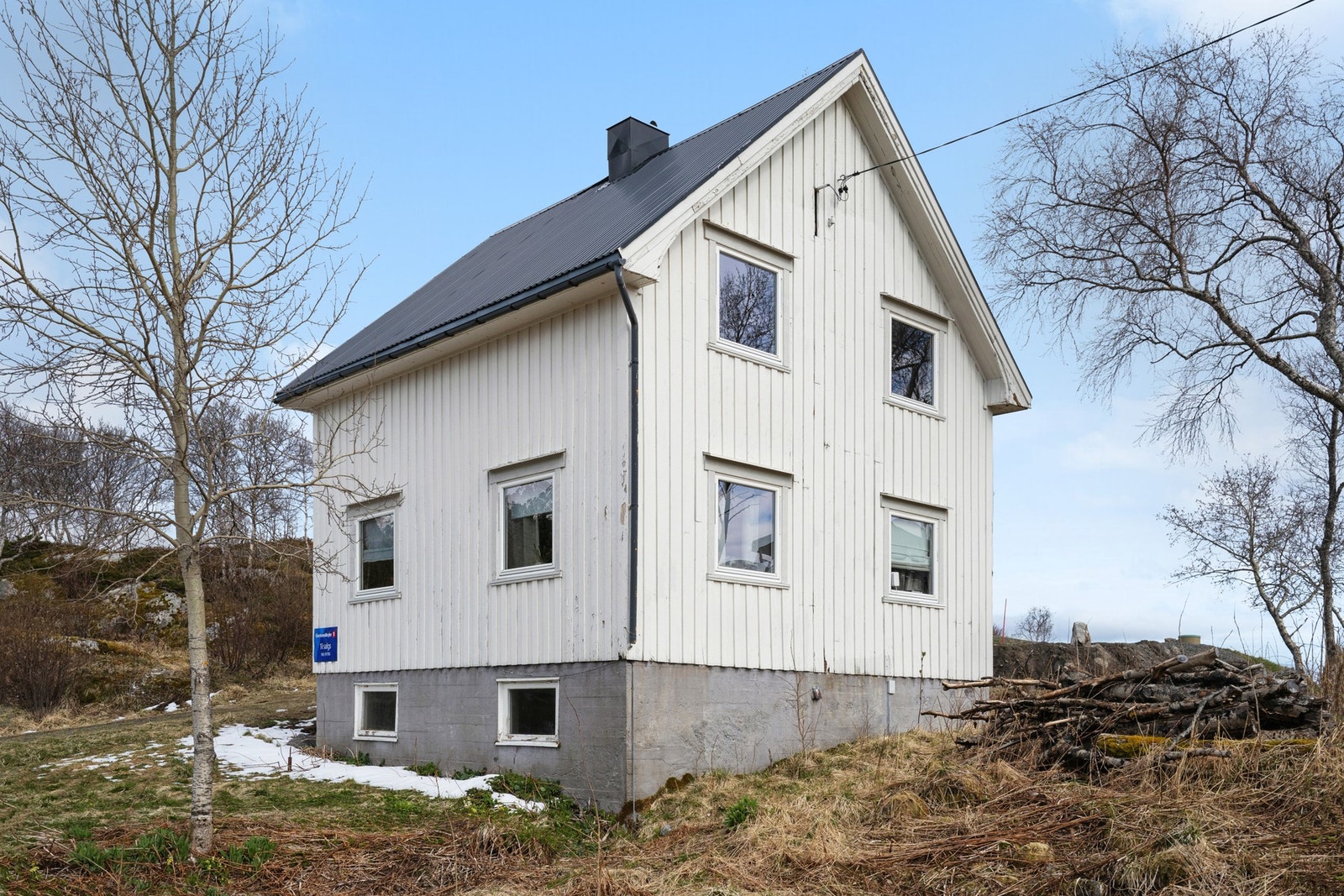 Selve tomten er på ca. 1 446kvm og består hovedsakelig av naturtomt med dels gruslagt innkjørsel. Galleribilde