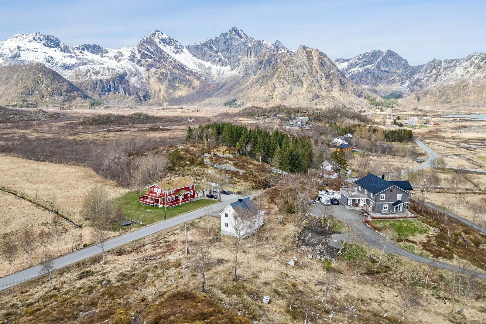 Fra eiendommen er det umiddelbar nærhet til både sjø og fjell. Galleribilde