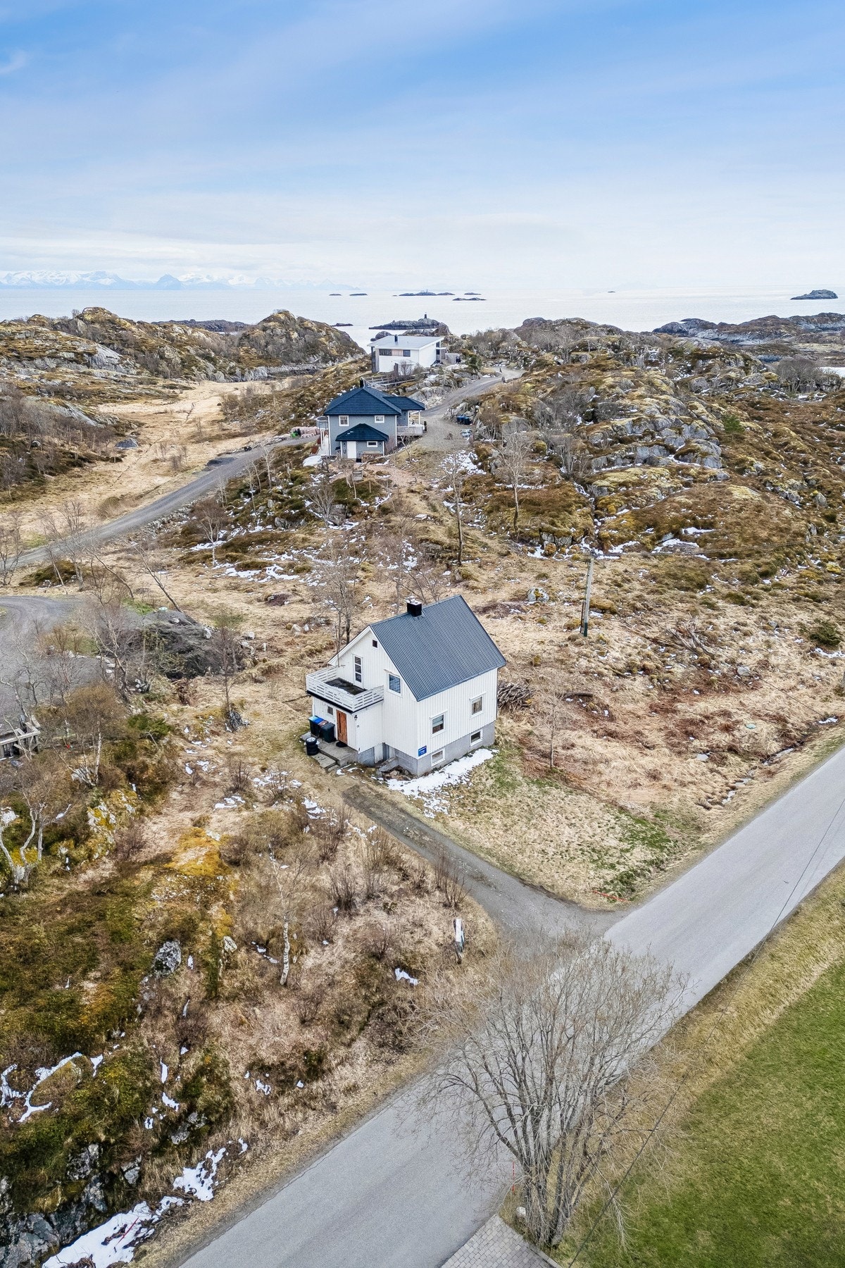 Videre er det kort vei til Kabelvåg hvor man finner dagligvarebutikk, idrettsanlegg og øvrige lokale servicetilbud. Galleribilde