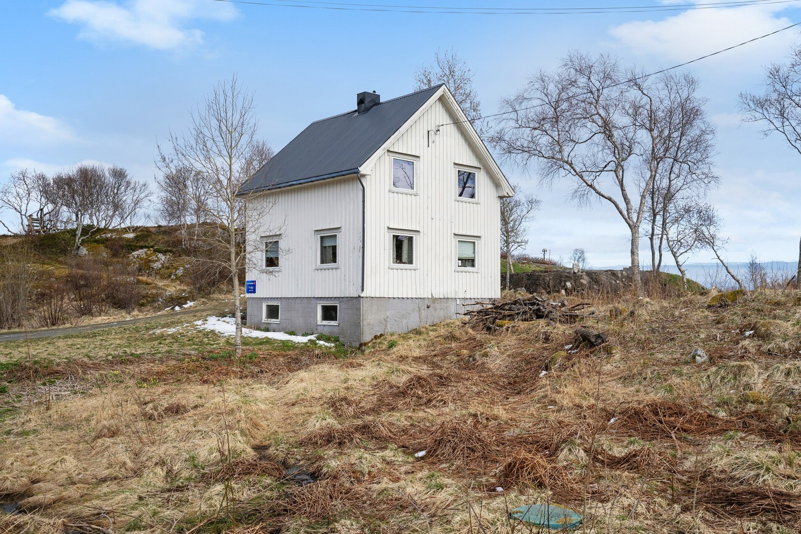 Selve boligen er opprinnelig fra 1948 og må ansees som et oppussingsobjekt. Galleribilde
