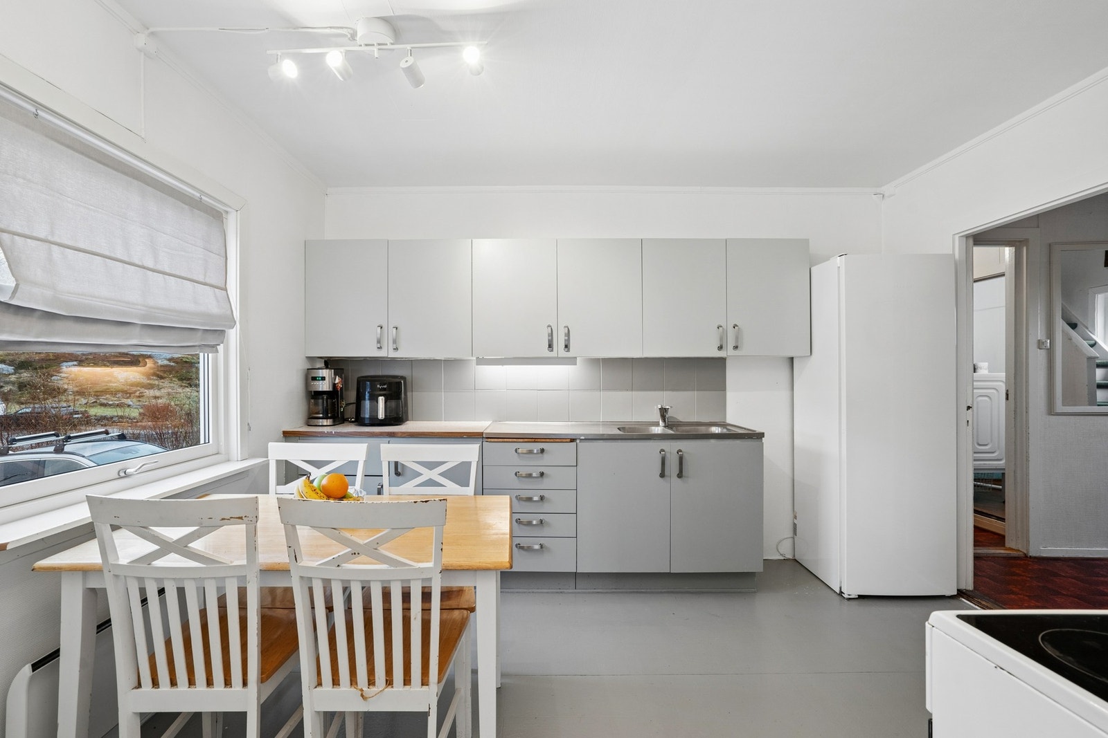 Kjøkkeninnredning med glatte fronter og benkeplate av laminat. Galleribilde