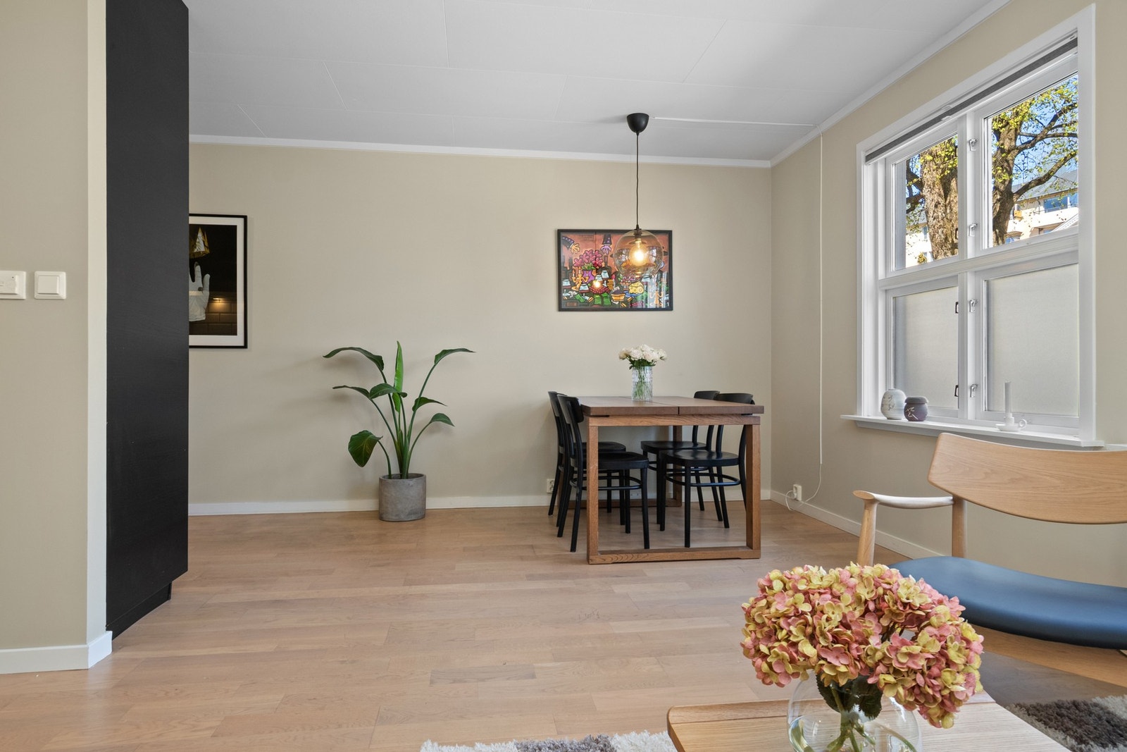 Fra spisestuen har du åpen løsning til kjøkken. Galleribilde