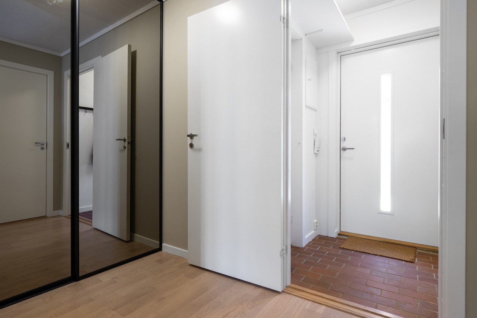 Leiligheten ønskes velkommen via et vindfang/gang med praktisk adkomst til øvrige rom. Galleribilde