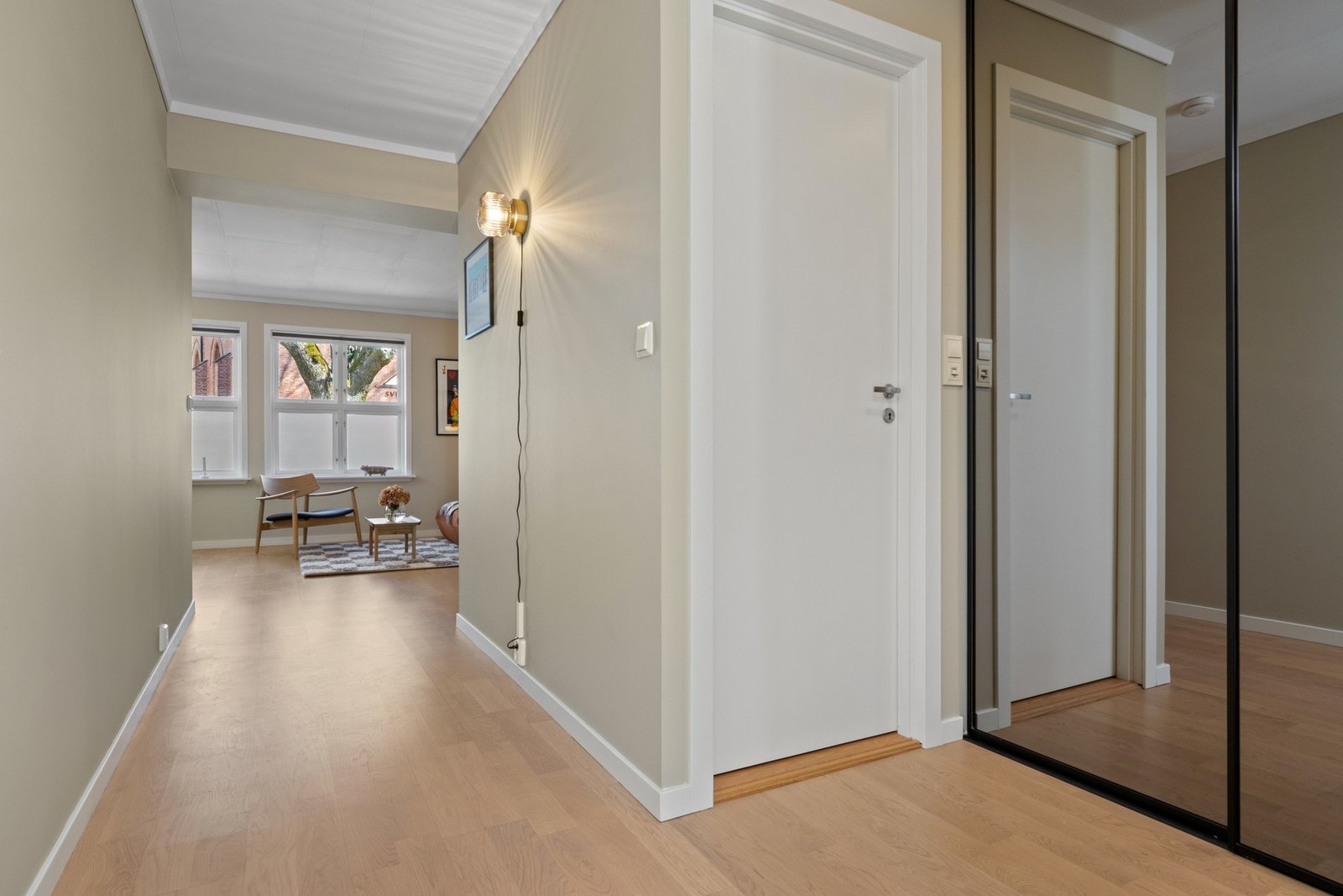 I gangen har du god plass til oppbevaring i skyvedørs garderobe langs vegg. Galleribilde